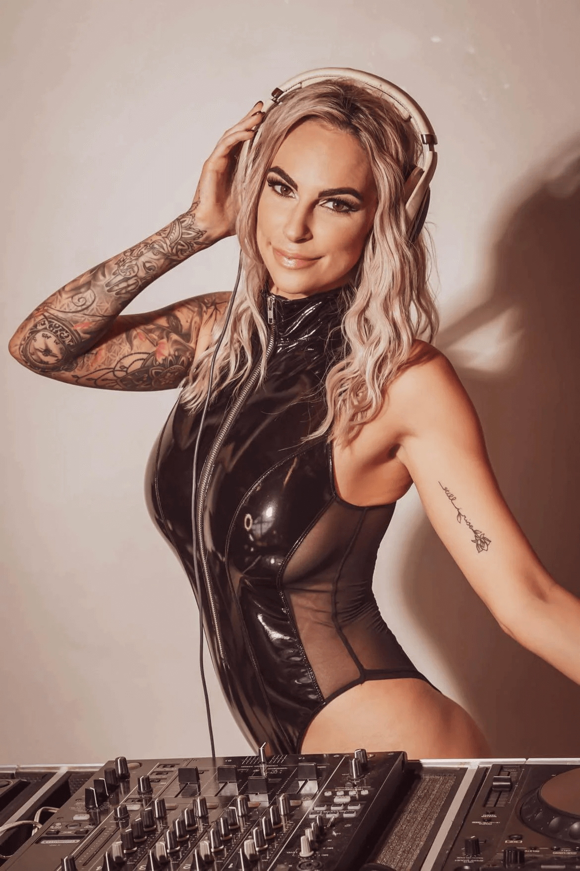 perth-stripper-dj-perths-hottest-dj-octavia-3.png