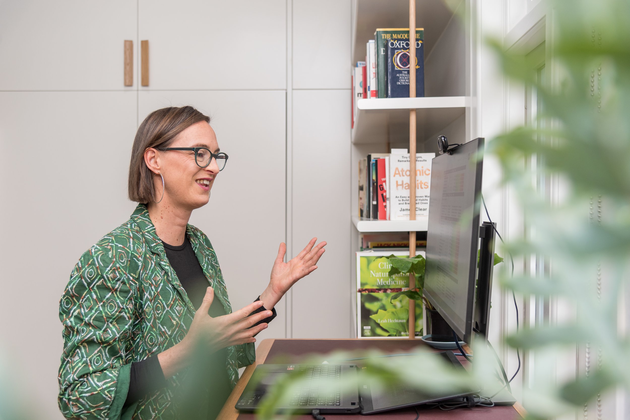 Anna explaining via computer – specialist in functional medicine and chronic health conditions