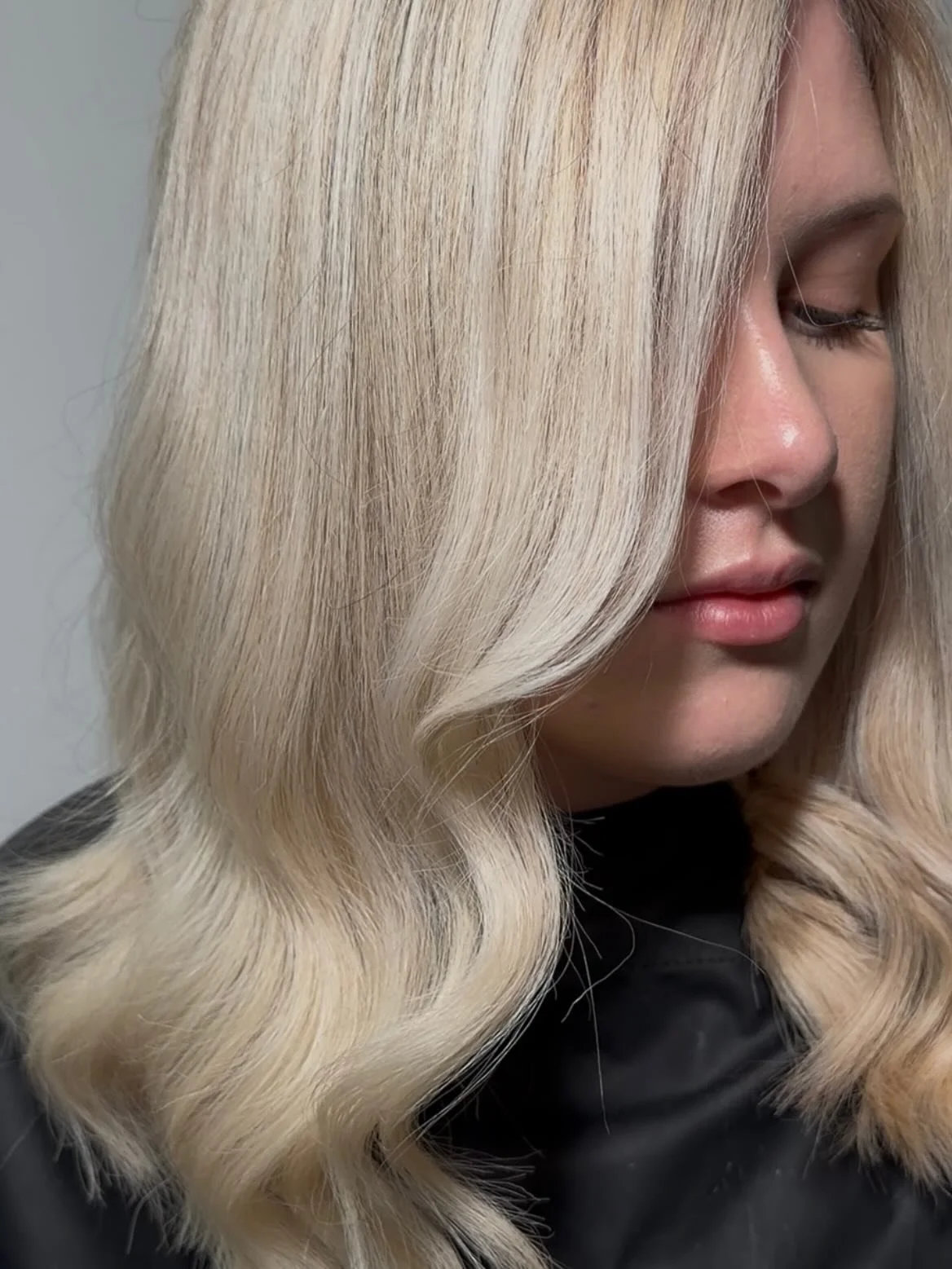 The inspo pic is the goal but healthy, strong hair is the priority. Always. 🤍

@hairbychelsea_intuition incredible client transformation from red and brown box dye, blonde streaking and 12 months of regrowth 👉🏼 colour correction 👉🏼building light