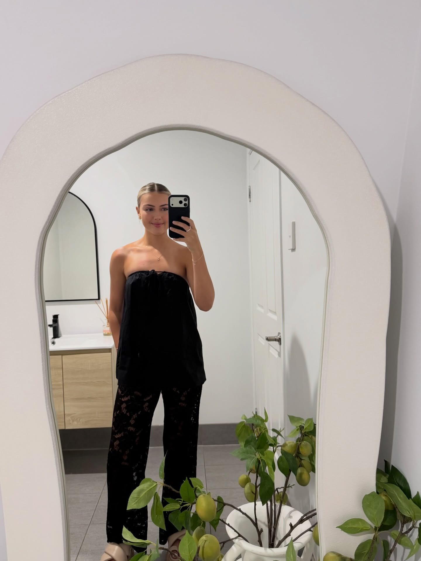 Tell a friend to tell a friend&hellip;. SHE&rsquo;S BACCKKK 👏🏽👏🏽

The hair. The stylist. The vibes. 
Slowly transitioning back into salon life, you can now sit in @hairbycrystal_intuition chair on Tuesday and Thursday EXCLUSIVELY. Don&rsquo;t wor