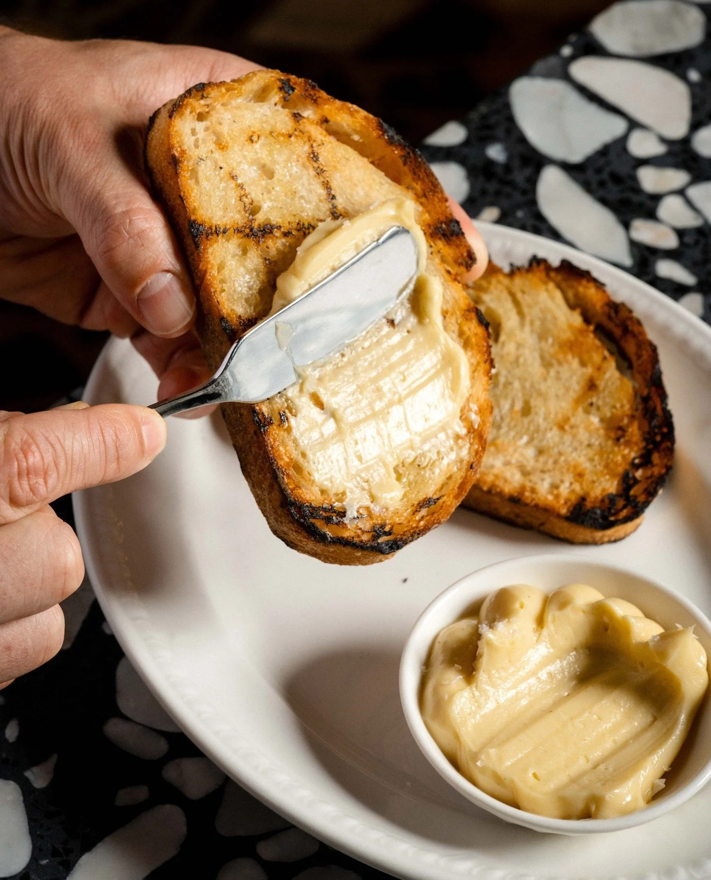Toasted artisan bread, served with house-whipped burnt honey butter.⁠
Simple done properly and impossible to stop at one.⁠
⁠
@crowneplazamelbourne⁠
⁠
#OttiesMelbourne #CrownePlazaMelbourne #MelbourneDining #MelbourneFoodie #BreadAndButter