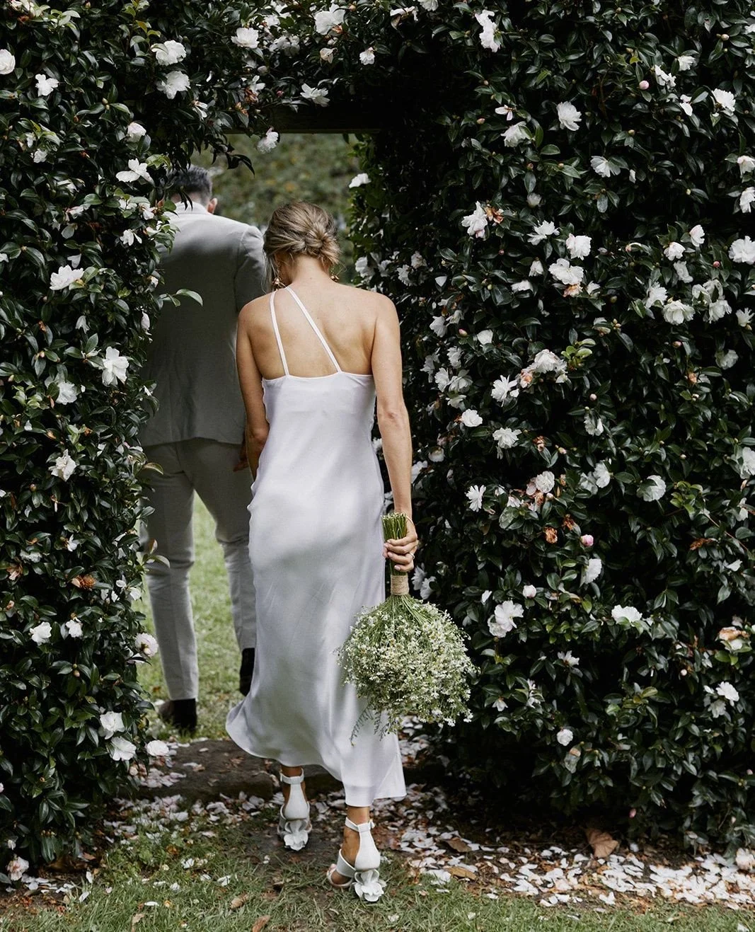 Happy anniversary to Katie &amp; Dean! Such a gorgeous couple, I was so happy I could be a part of their special day. ⁠
⁠
Photographer: @thelovedonesphotography⁠
Location: @worrowing