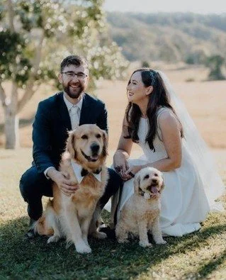The cooler weather has me remembering Ashlee &amp; Brodon's winter wedding with their adorable pups! I still have elopement dates open for June, please DM me if you'd like to chat 🤍
