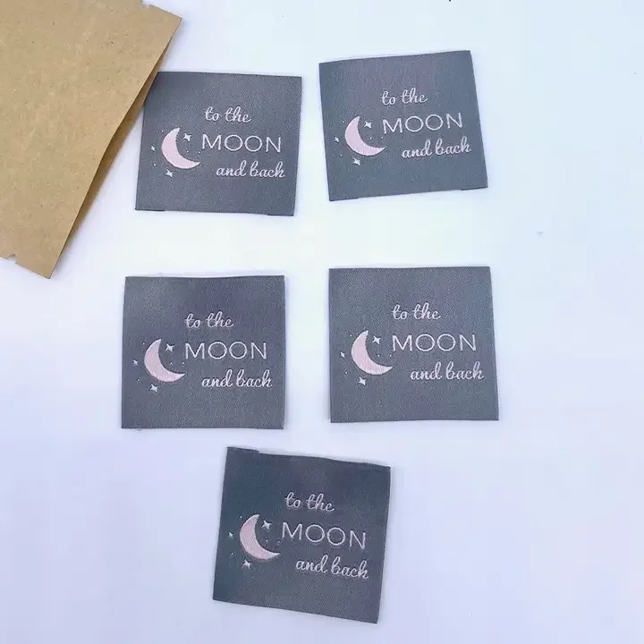 L’Étiquette Home Couture - Woven sew-on label "TO THE MOON AND BACK" Gray