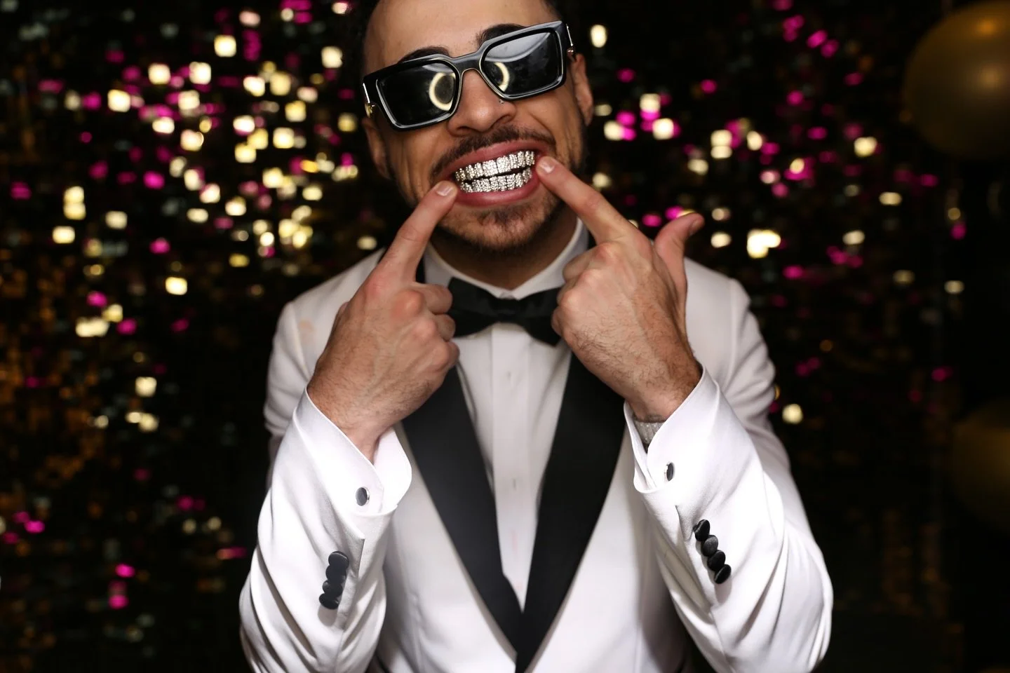 Black tie, bold flashes, and Great Gatsby energy 🖤✨
Joey&rsquo;s birthday, captured in true 1920s style

@jblount29 #GreatGatsbyParty #GatsbyBirthday #Roaring20sTheme #VintagePhotobooth