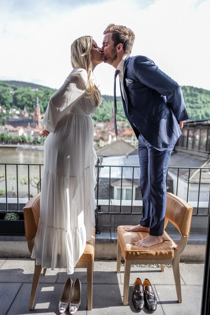 Hochzeit Heidelberg, Brautpaar mit Blick auf das Schloss