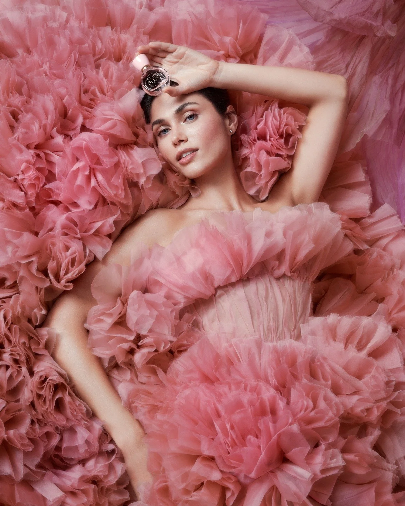 Isabel Peters (@isabelpetersofficial ) HAIR &amp; MAKE-UP for @bettybarclayfragrances 

Photo: @renomezger 
Hair &amp; Make-Up: @isabelpetersofficial 
Styling: Uta von Fintel 
Dress Design: @mfgkl
Agency: @ofenstein_werbeagentur 
Creative Direction: 