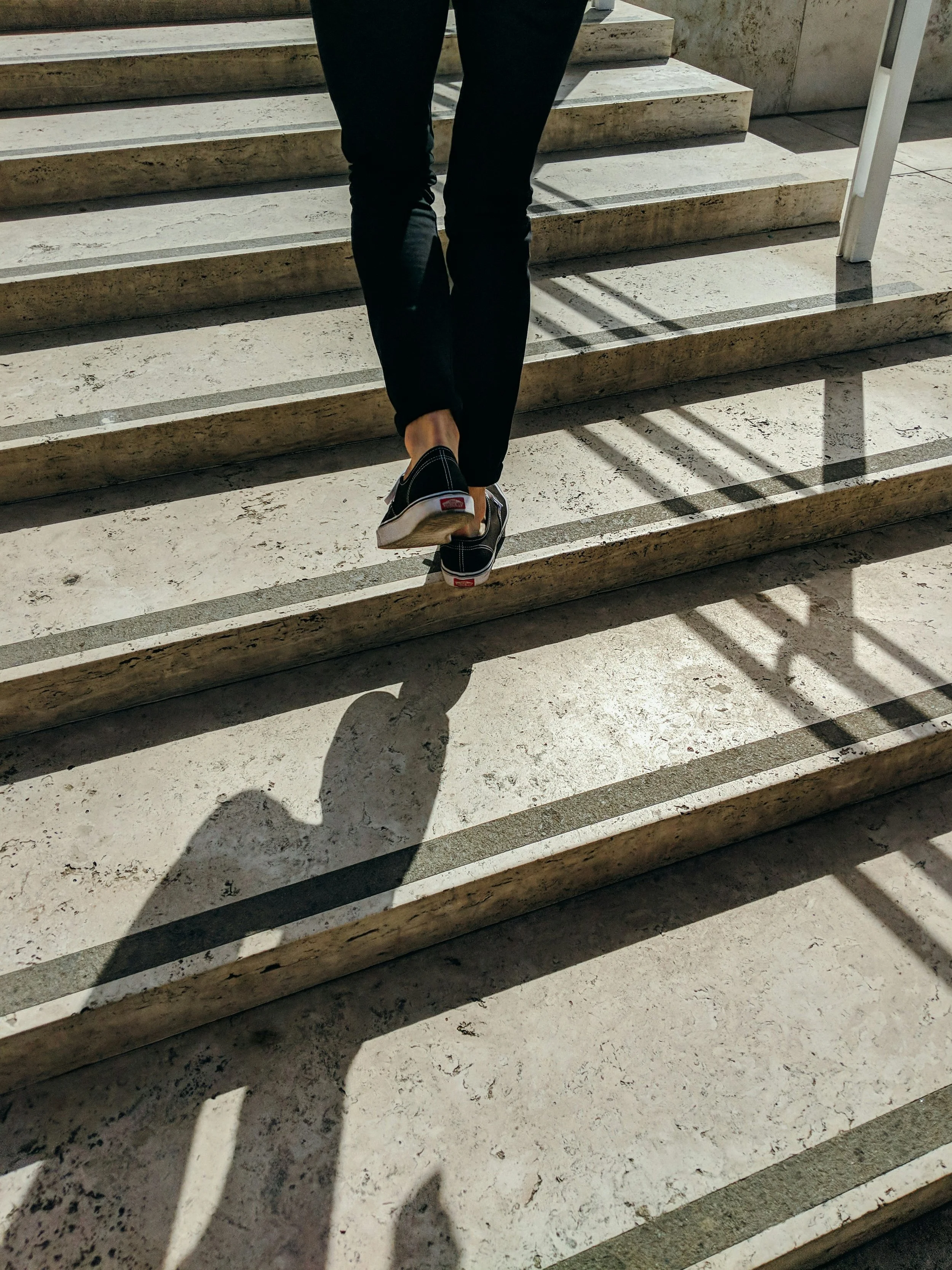 Eine Person läuft eine Treppe hoch