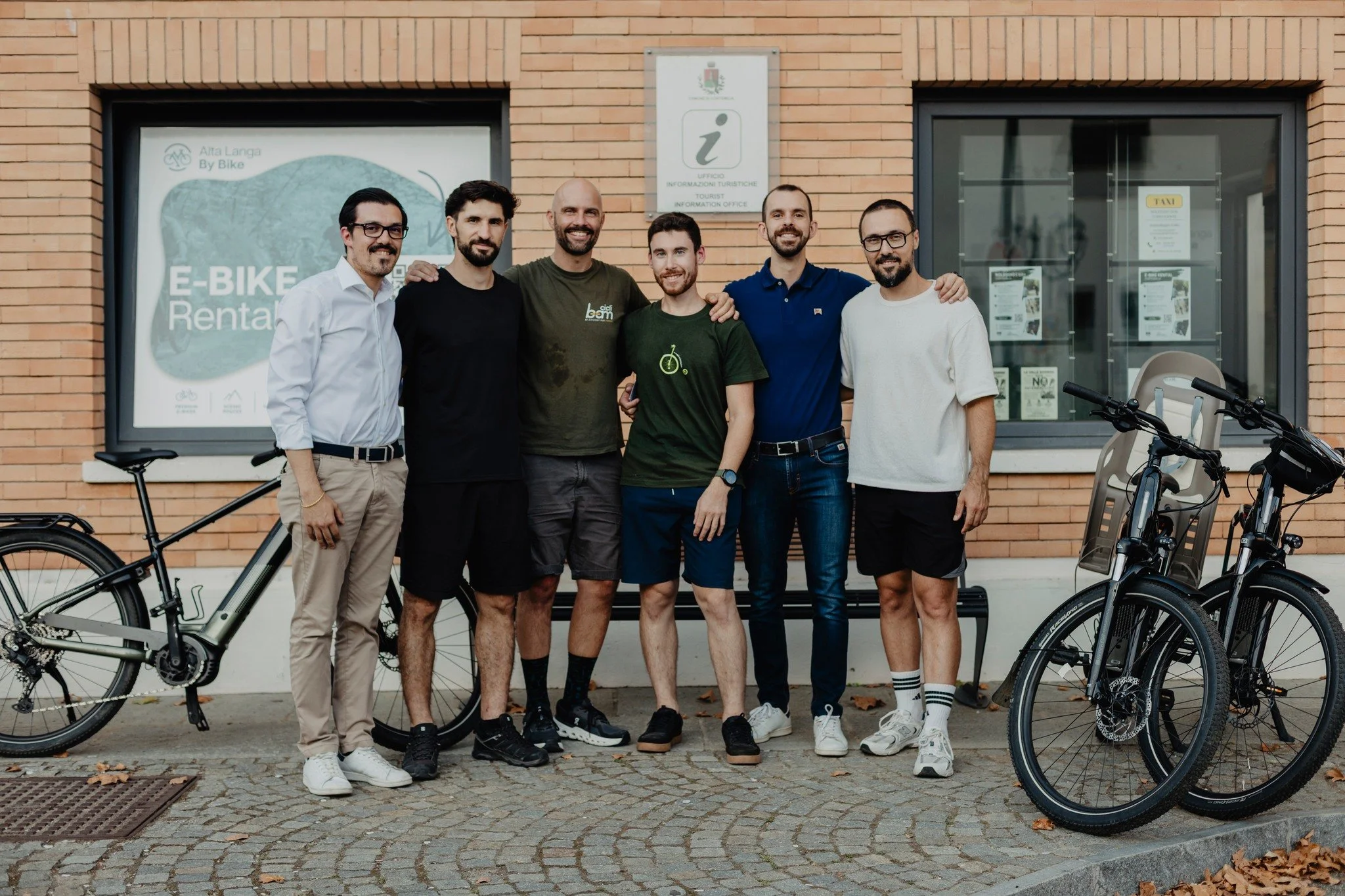 Un anno di Alta Langa By Bike!

Sabato 19 settembre abbiamo festeggiato insieme il nostro primo anno di attivit&agrave; e vogliamo dire un grande grazie a tutte le persone che sono passate a trovarci.

Amici, clienti, collaboratori e persone del terr