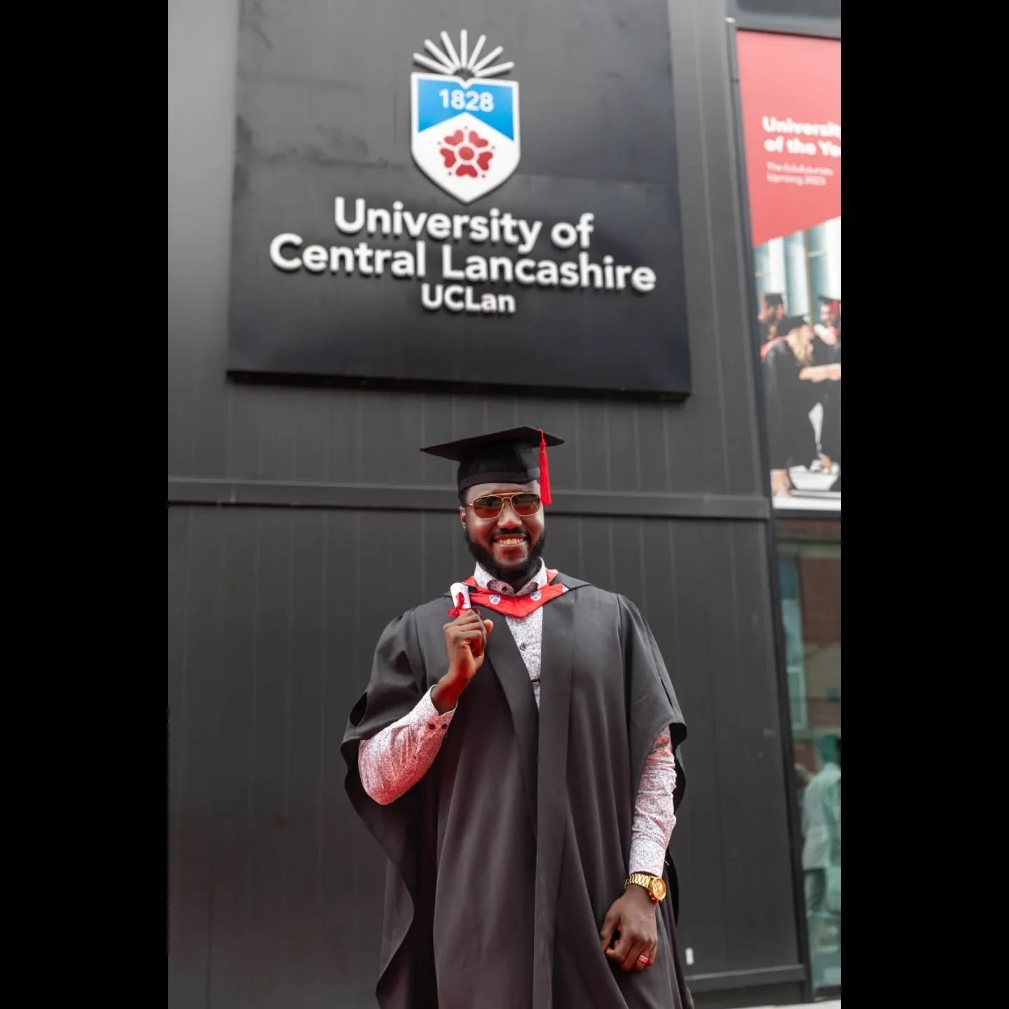 POST 1 of 3... 
(20 Images on each post)

(I graduated 22 years ago 😬 gulp!)

@unilancashire (please share)

 CONGRATULATIONS! 👩&zwj;🎓👨&zwj;🎓

Big congratulations to all the UCLan  graduates, and thank you for letting me take your photos.

If yo