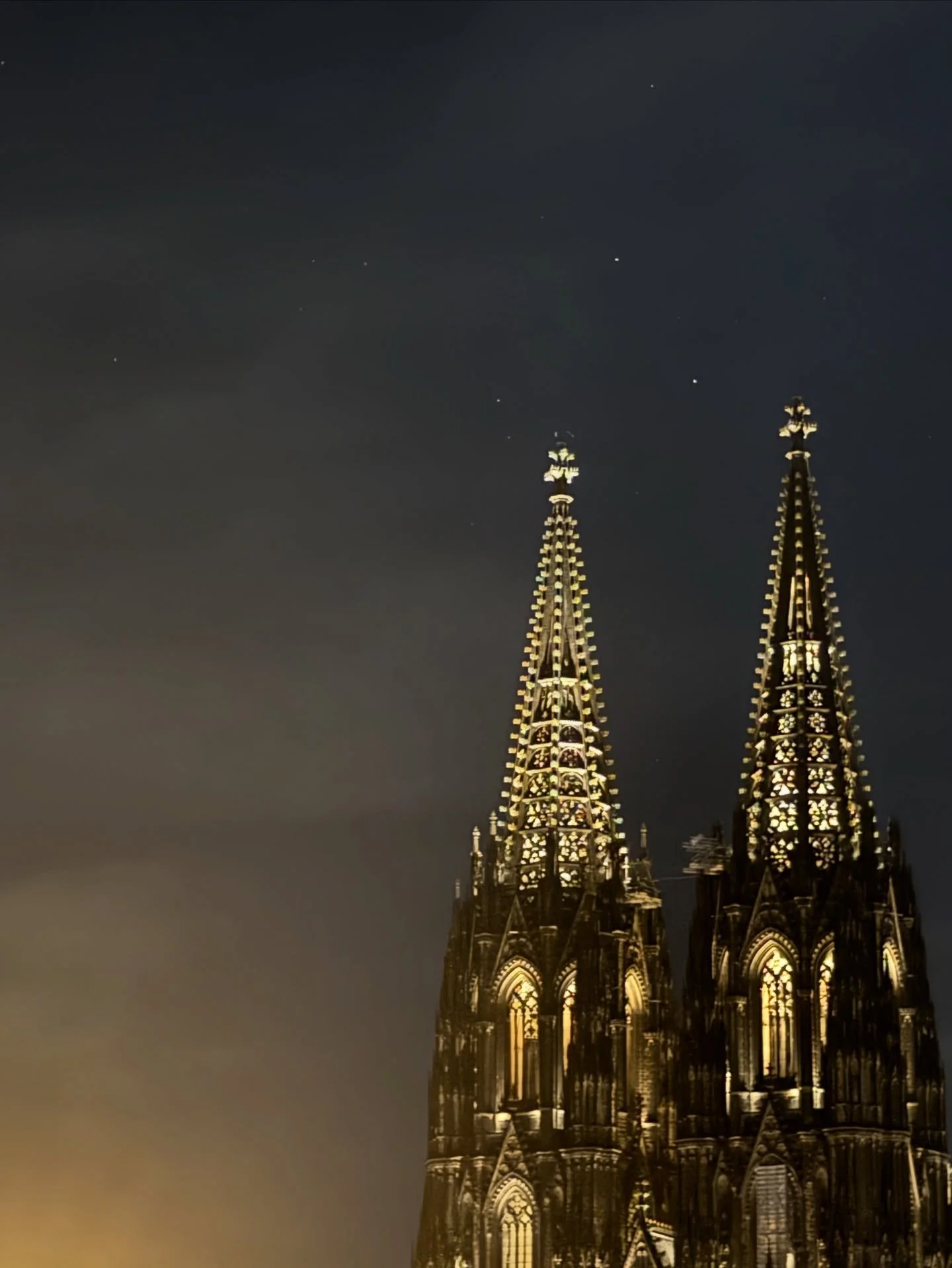 Mittwoch, kurz vor 5. Der Dom steht noch. Und wobei h&ouml;rt ihr uns gleich im Radio?