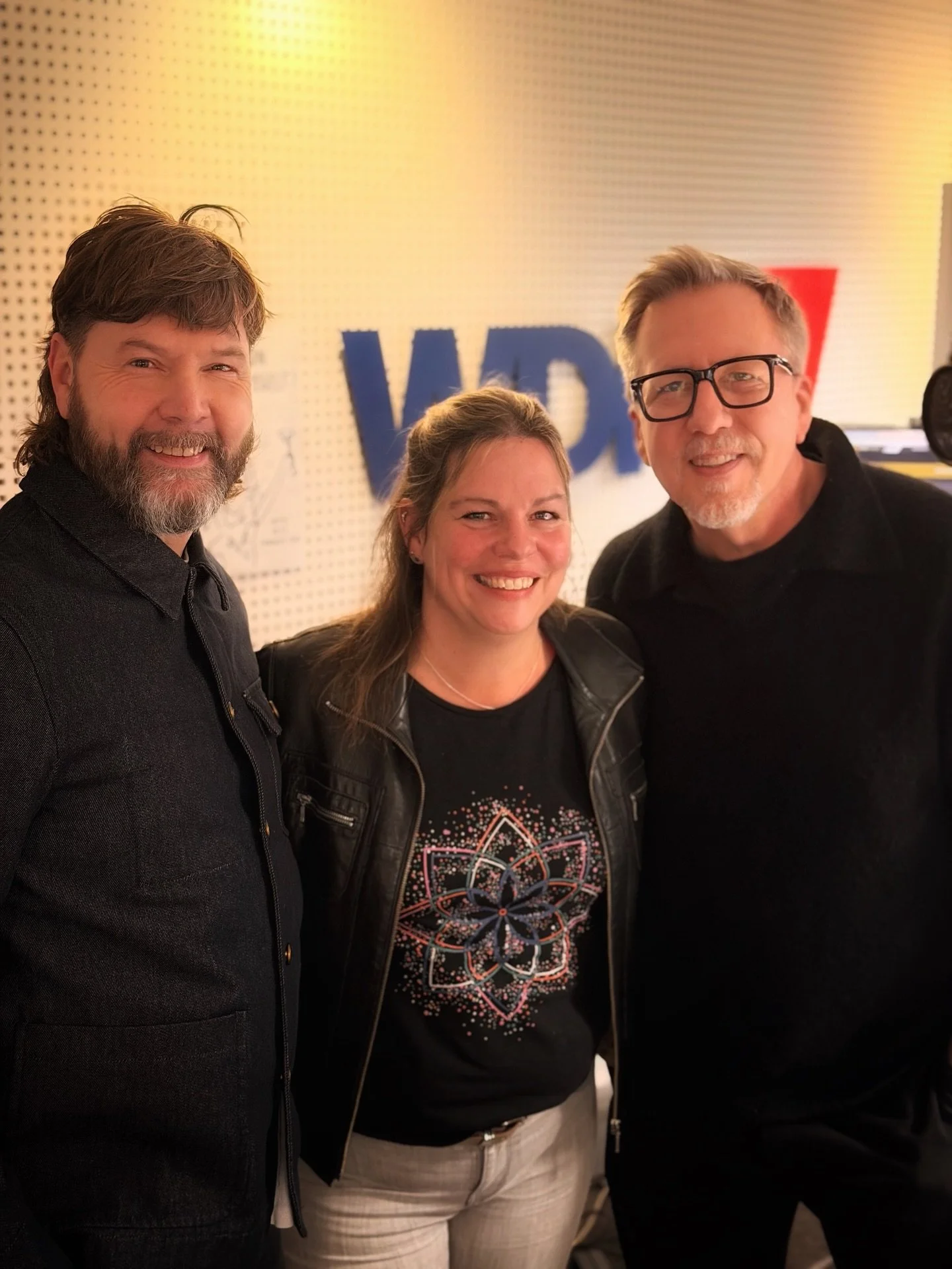 Die irischen Wochen gehen weiter. Vollkommen unREAl aber so ist das im REAdio - auf einmal steht der Rea im Studio! Always a pleasure @reagarvey