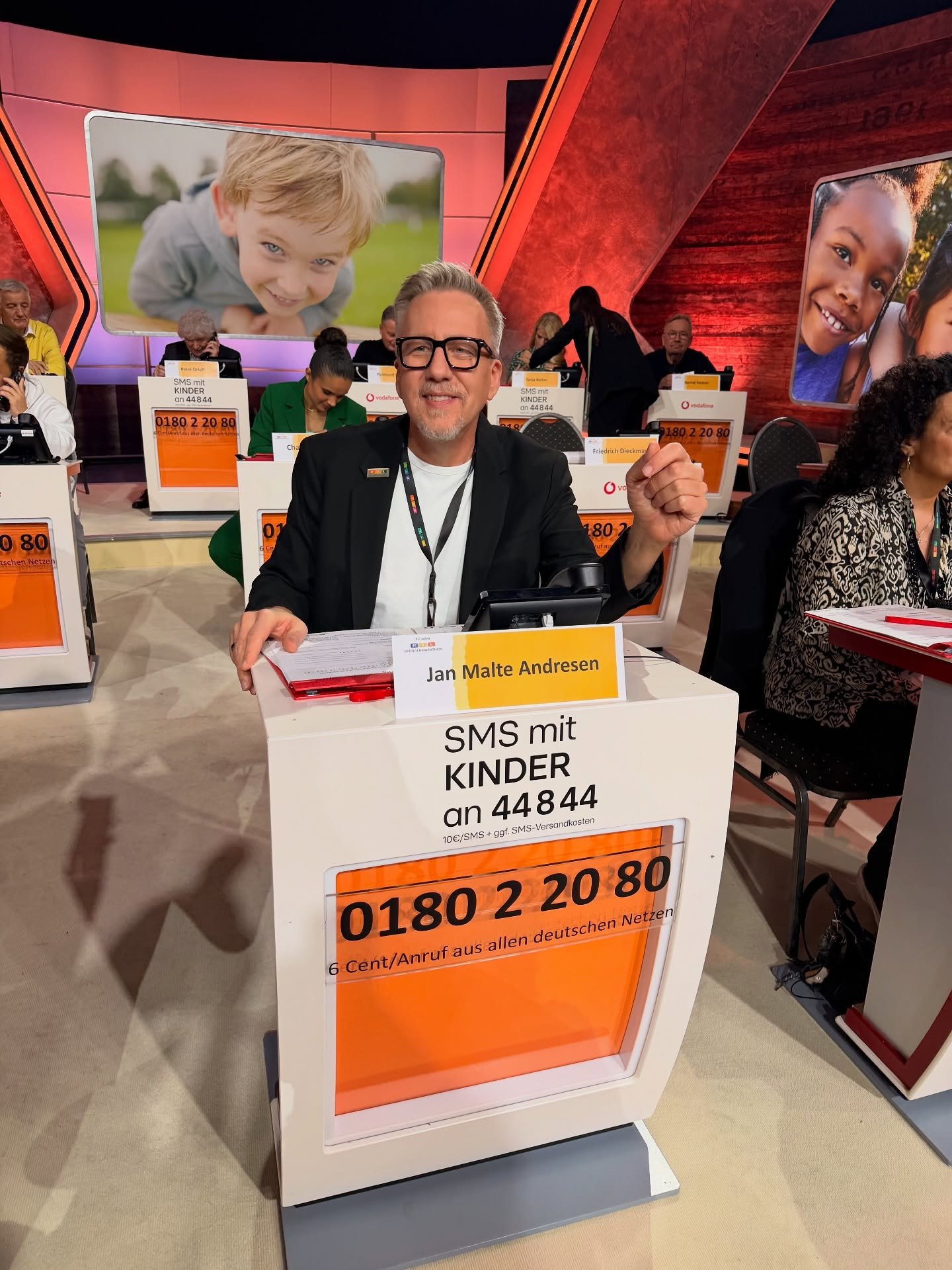 Und auf einmal sitzt du zwischen @annikalauofficial und @barbara.wussow am @rtl_de Spendenmarathon. Ruft mich an. Einfach beeindruckend, was @wolframkons_official und sein Team seit 30 Jahren auf die Beine stellen.