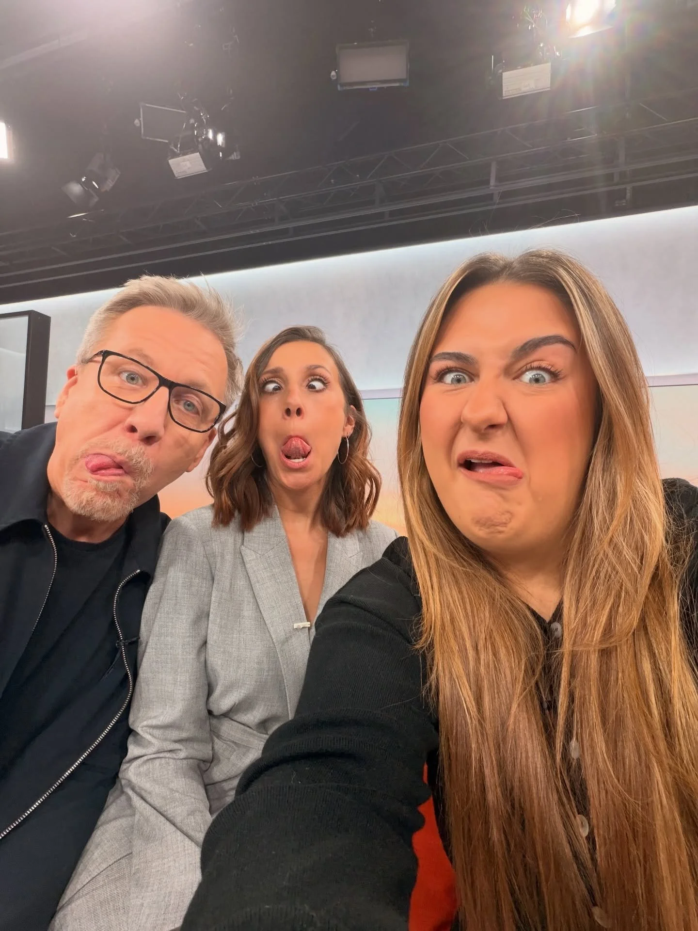 Kurzes Selfie-Seminar von @selfiesandra f&uuml;r den Fast-Boomer. Danke f&uuml;rs Coaching und den Besuch im @punkt6.rtl Studio. Ach ja, der Pumuckl hat sich bei uns auch versteckt heute Fr&uuml;h 😂