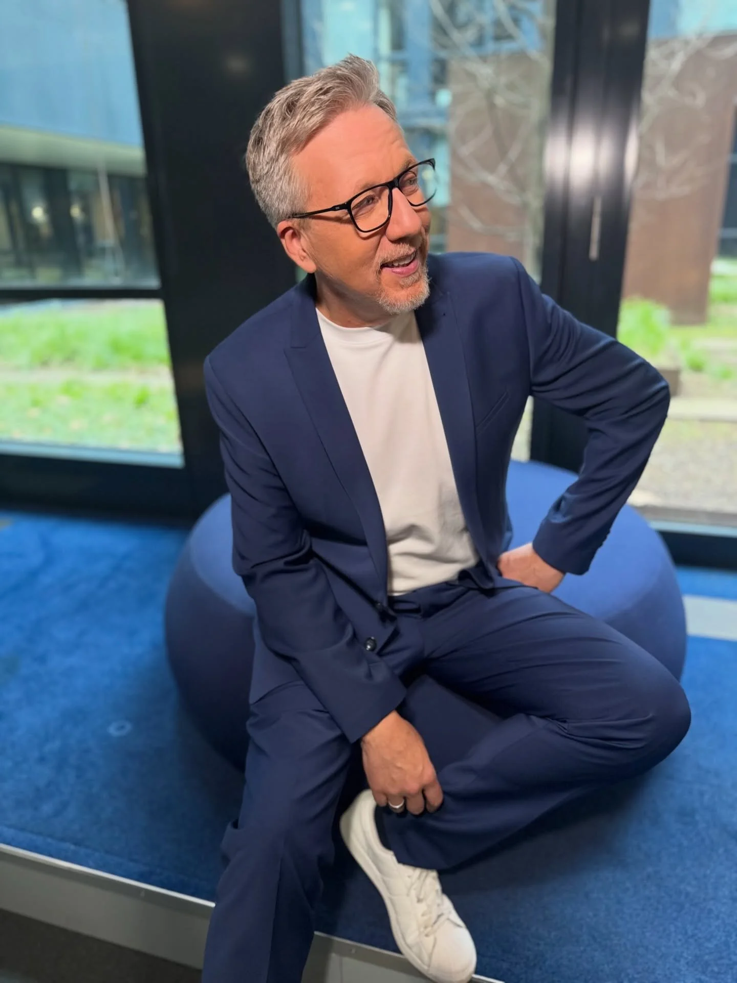 They call it Fitcheck. Wie dieser bekannte Thrillerautor. Sebastian Fitcheck. Vielleicht sitze ich aber auch einfach immer auf diesem Hocker vorm Studio und wurde zuf&auml;llig fotografiert. Wer wei&szlig; das schon. Danke auf jeden Fall an @rtl_styl