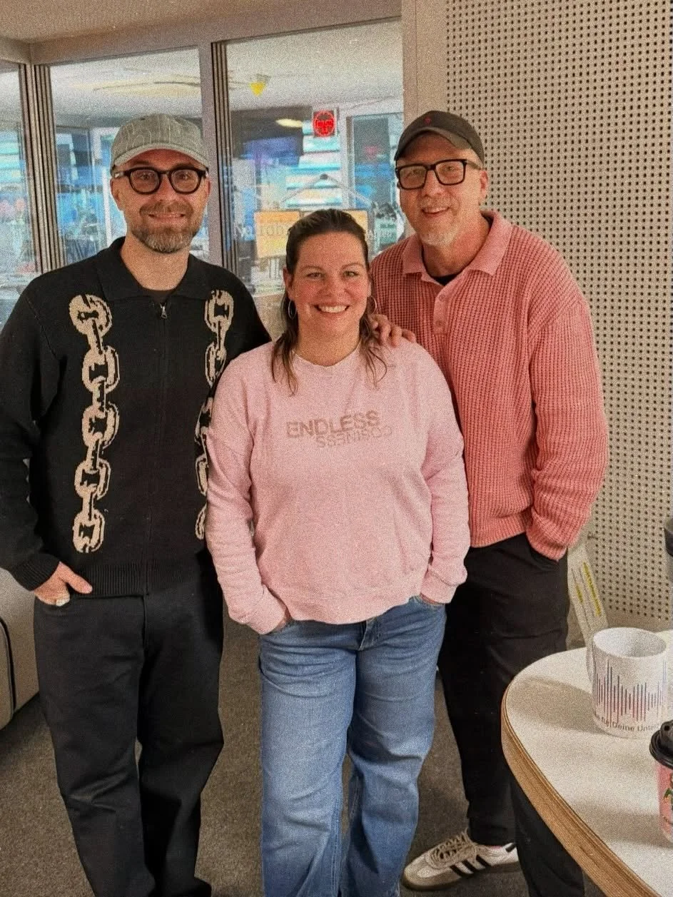 Mark Forster Look-A-Like Wettbewerb. Wer ist der echte @markforsterofficial ? Links oder rechts von Conny? Spoiler: Bild 2 ist Jan Maltes Tochter, die just heute als Mark zum Abi-Mottotag geht 😂