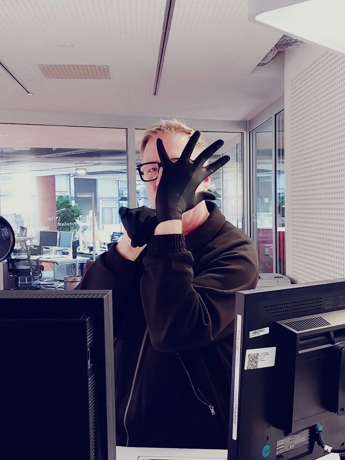 Oster-Fr&uuml;hst&uuml;ck mit Maggi und Schokolade von @ruth.schokolade &hellip; au&szlig;erdem: Schwarzhandschuh-Fetisch entdeckt. Bis morgen fr&uuml;h im Radio!