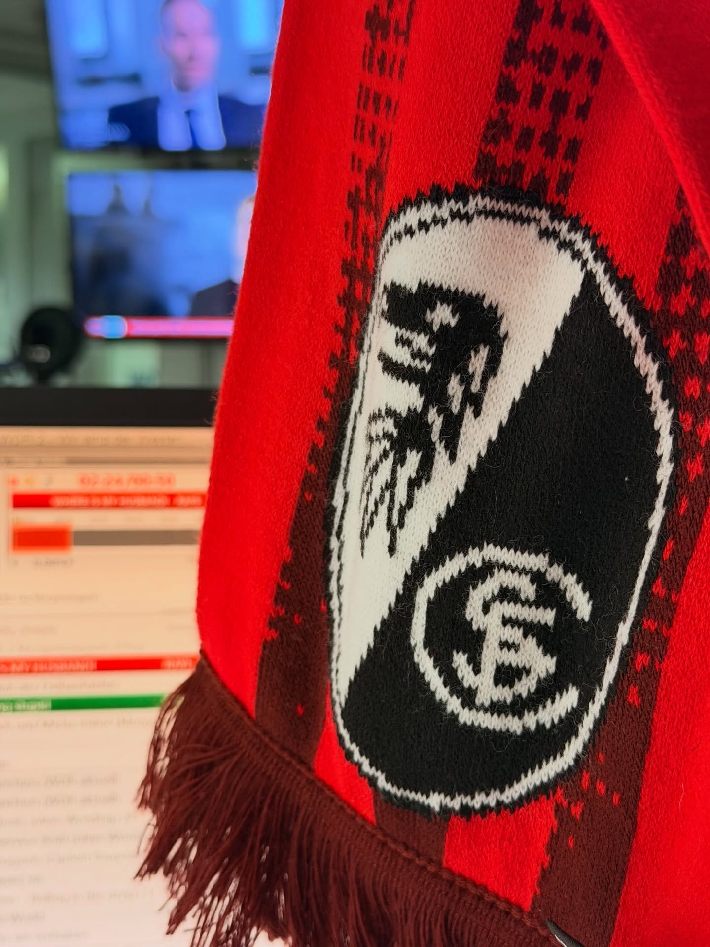 Der Traum geht weiter! Wenn du zum ersten Mal in Deinem Fan-Leben &bdquo;Tickets Halbfinale Europaleague&ldquo; googelst. WDR2 Arbeitsplatz ist eingerichtet. #nurderscf @scfreiburg Wor&uuml;ber freut Ihr Euch heute?