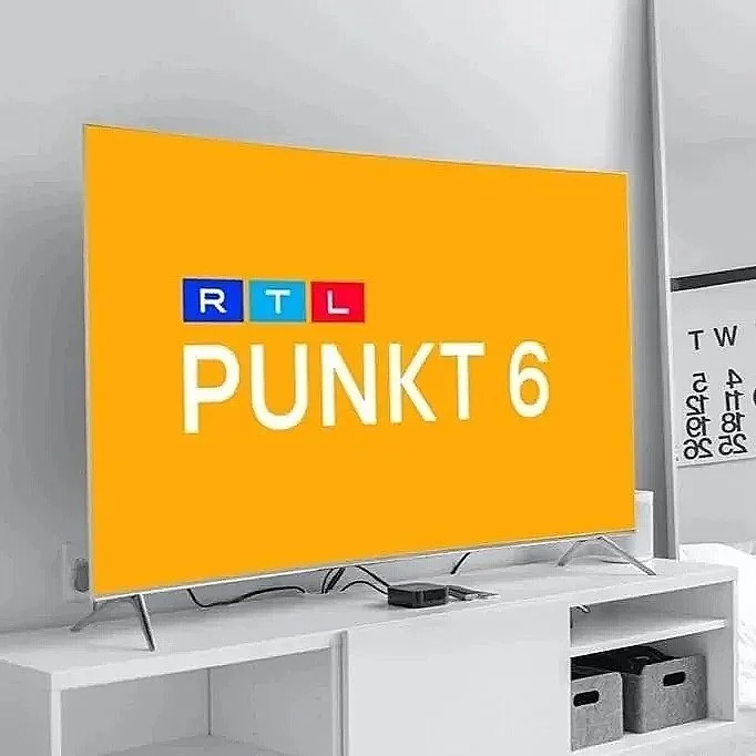 Fernseher zeigt das Logo von RTL Punkt 6 auf einem orangefarbenen Hintergrund.