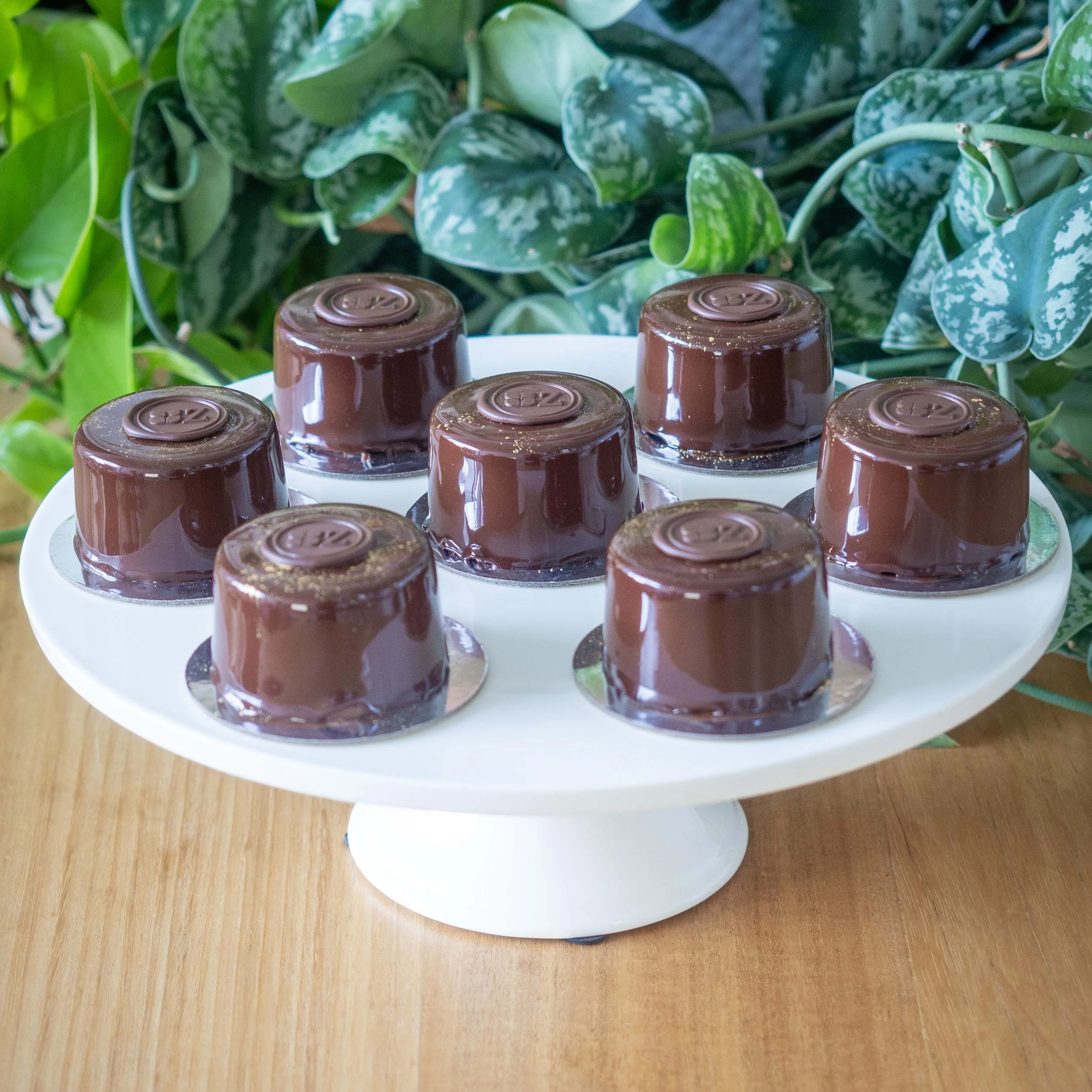 sachertorte petits gâteaux on a cake stand