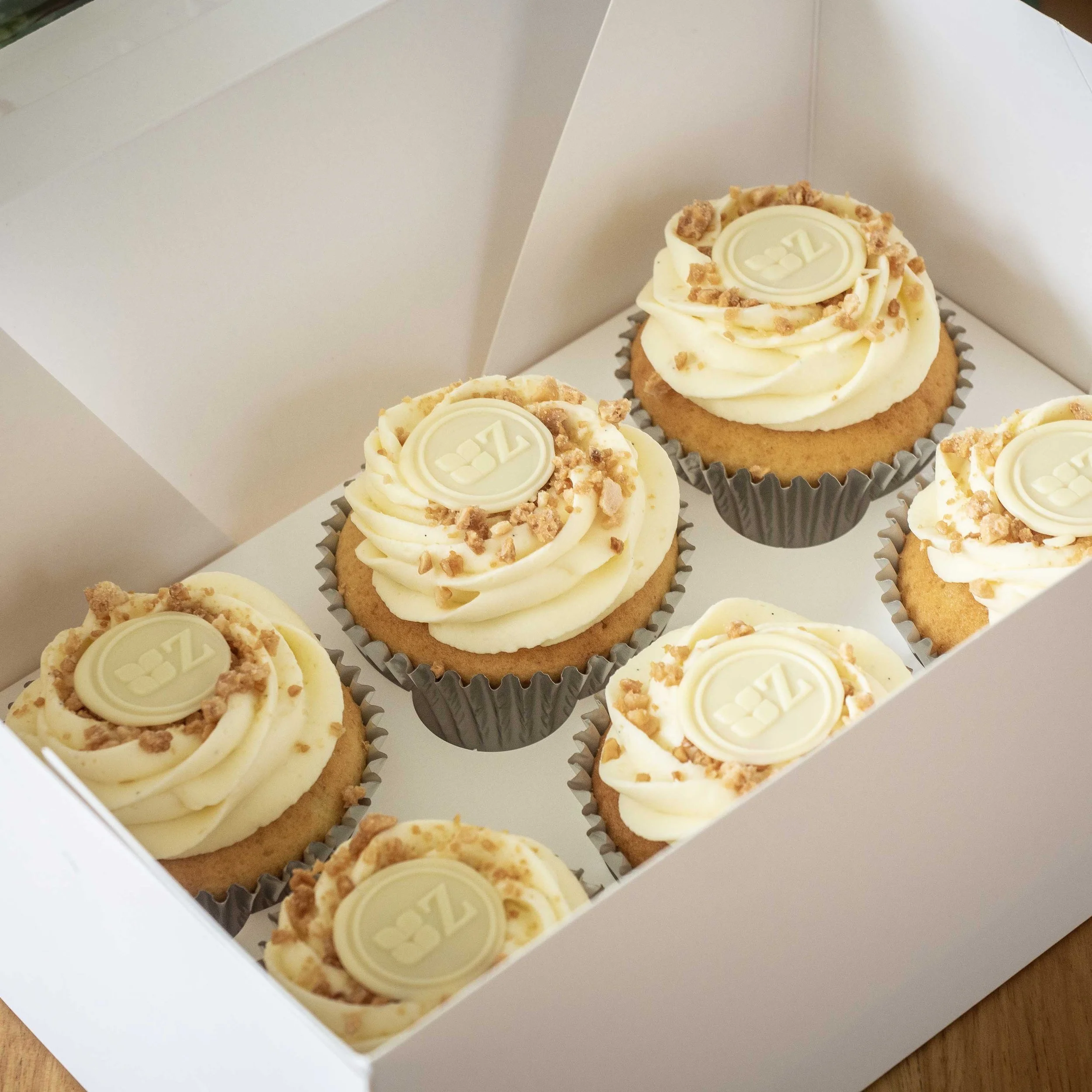 a box of six zitronen sahne (lemon cream) cupcakes