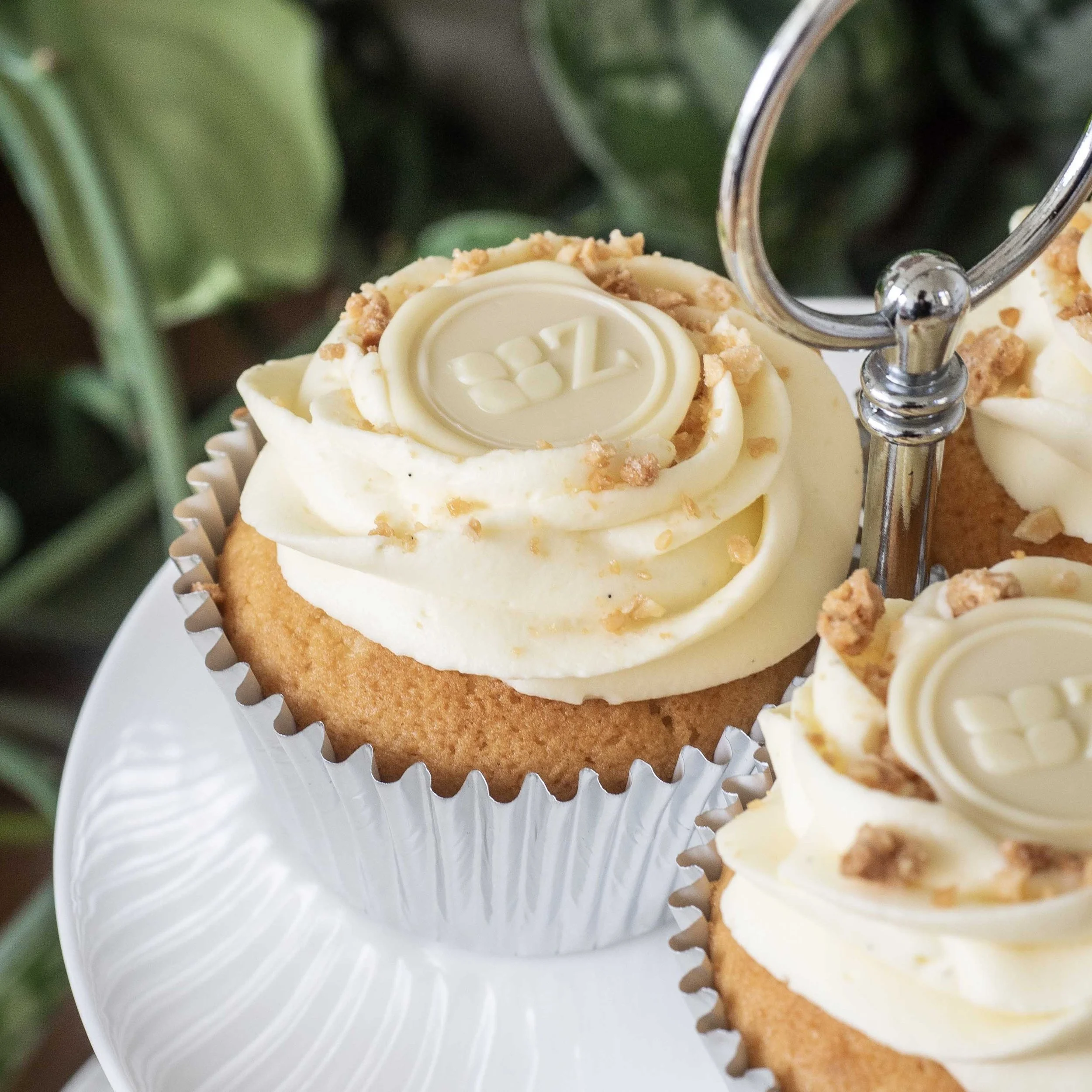 a close up of a zitronen sahne cupcake