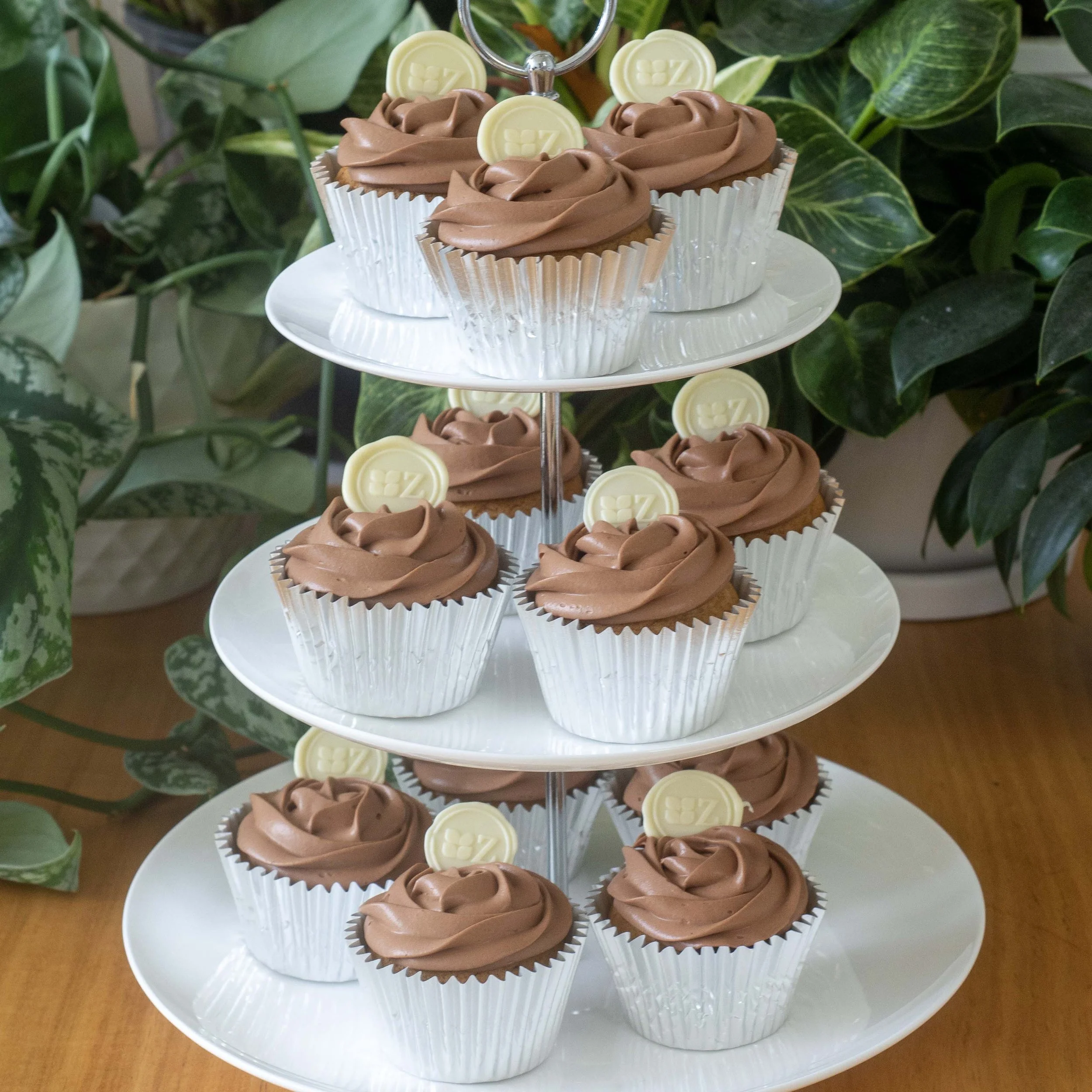 a cake stand of speculaas and chocolate cupcakes