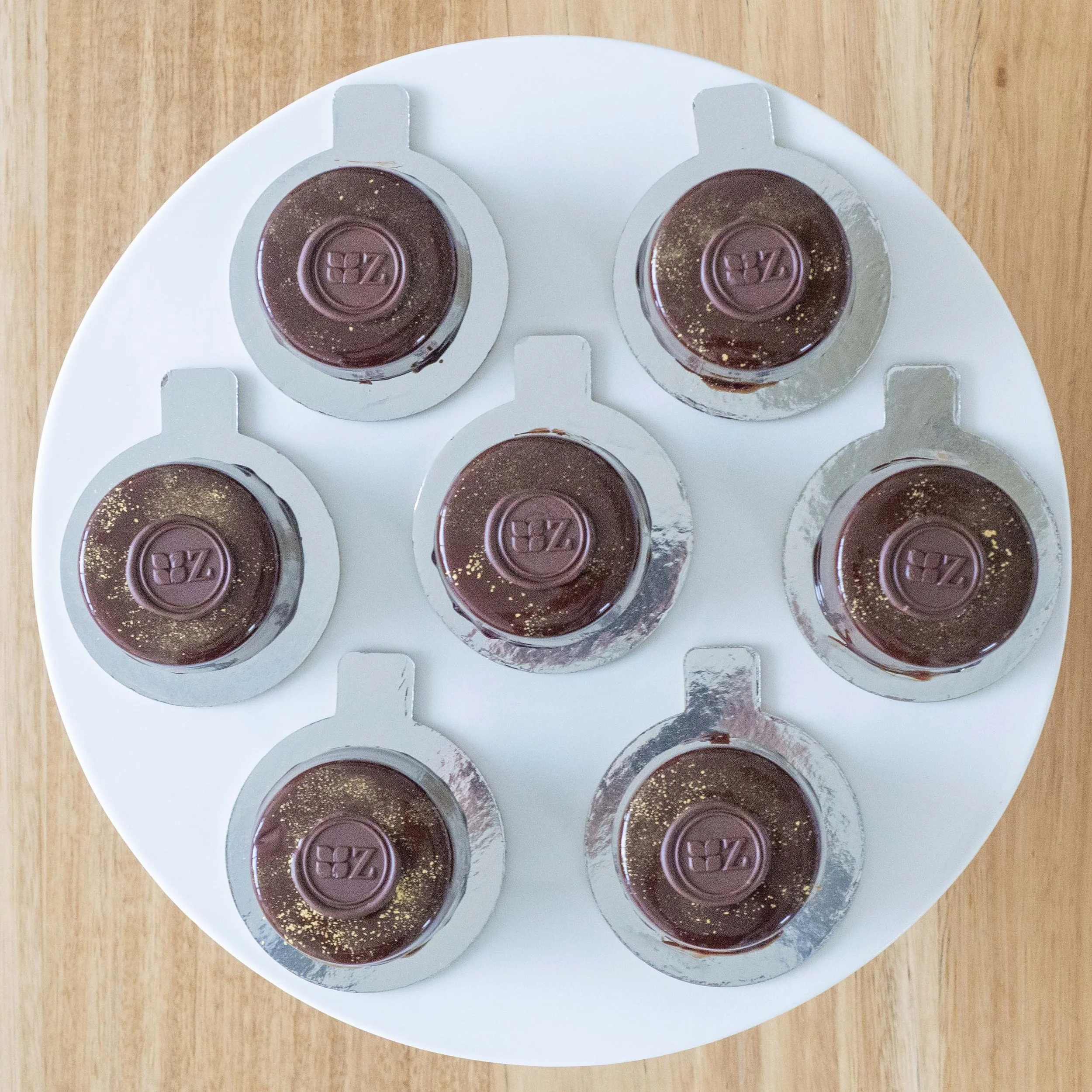 sachertorte petits gâteaux viewed from above
