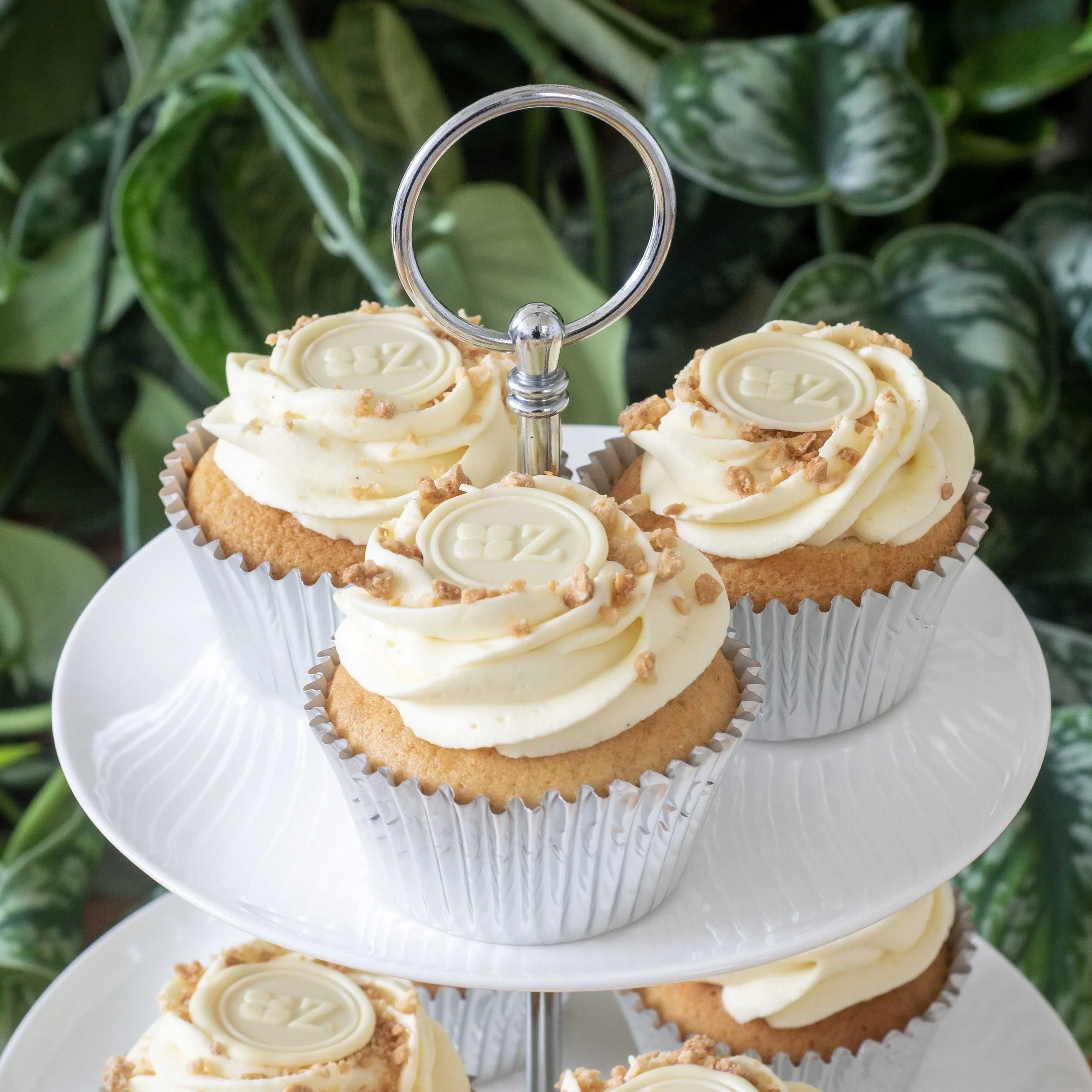 zitronen sahne cupcakes on the top of a cake stand