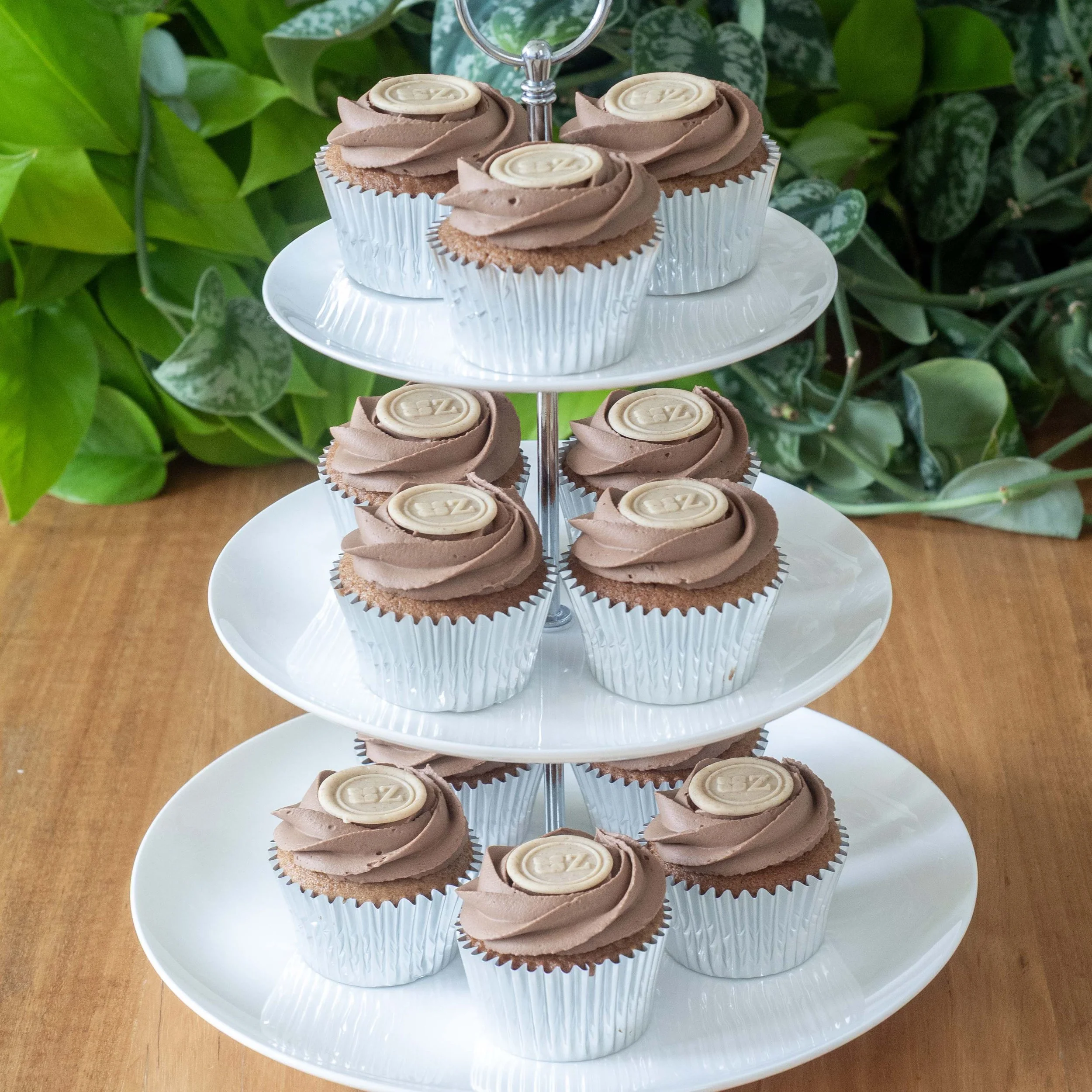 a cake stand of speculaas and chocolate cupcakes