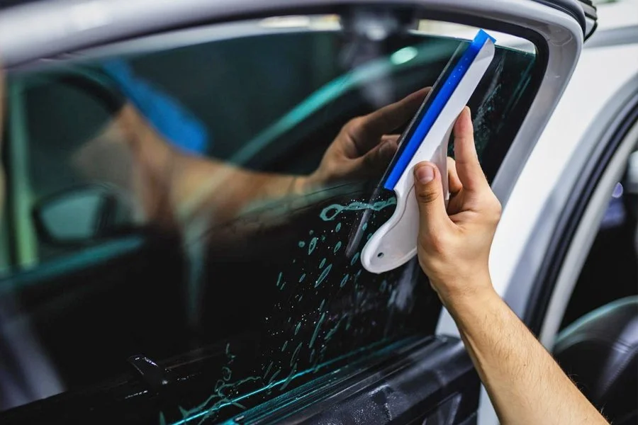 ablakfólia telepítés közben