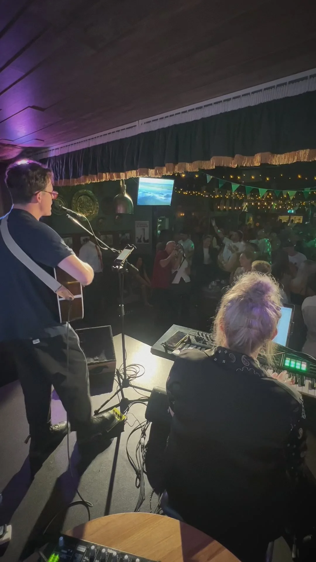 Country roads take me home 🎶🍀
Great first gig at @katieobriensdurham last night! We’ll be back again next month on Saturday 12th July from 10pm 🪩🎵🍻
#countryroads #katieobriens #irishbar #northeastmusicians #durham #livemusic