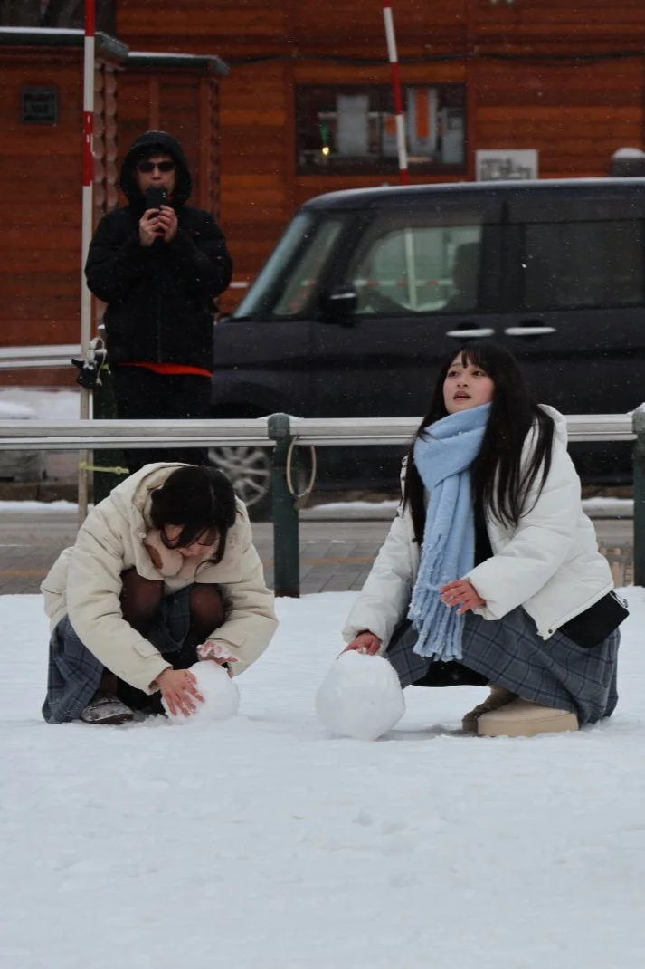 Who's watching whom? Sapporo
