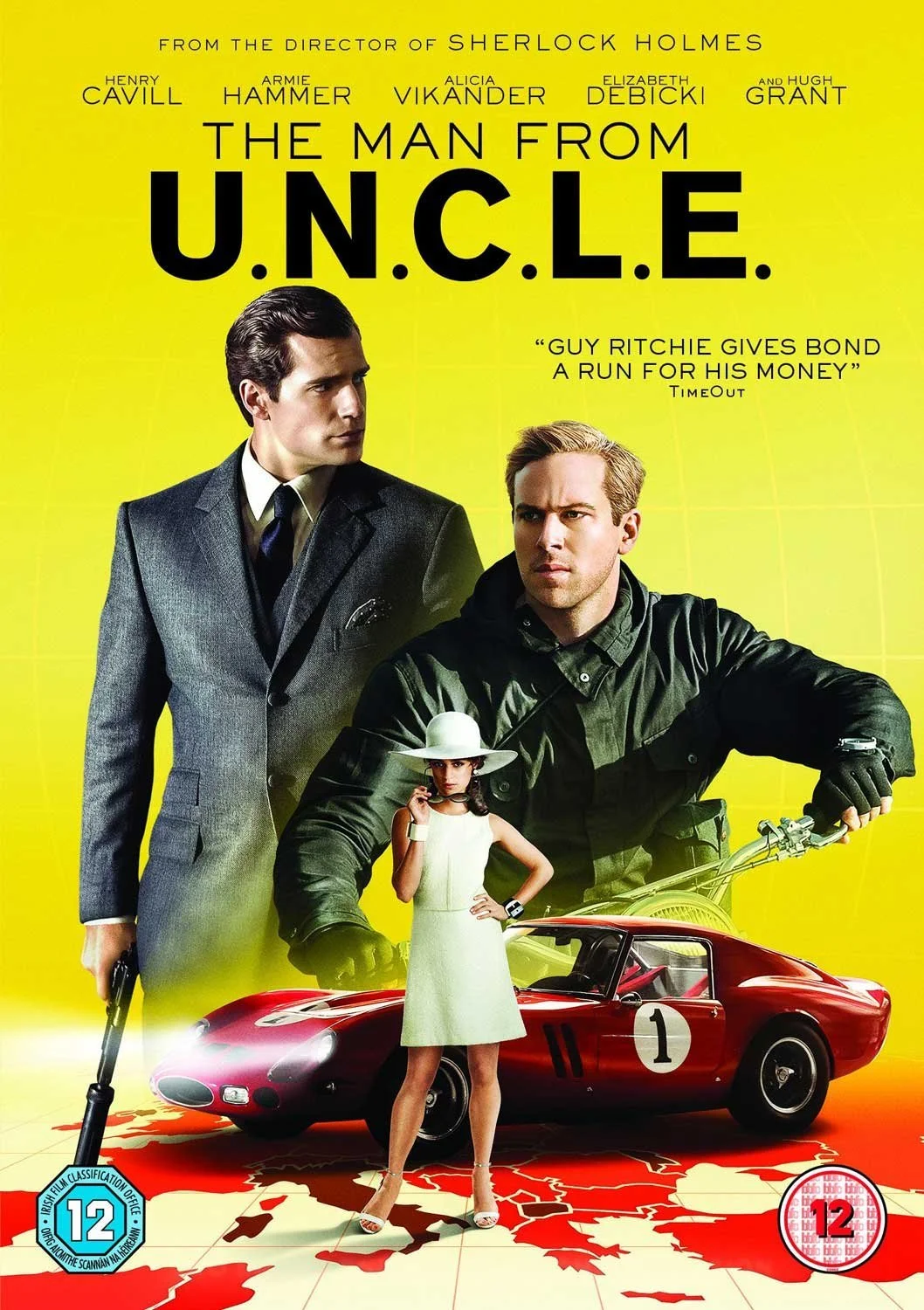 Locandina del film 'The Man from U.N.C.L.E.' con due uomini vestiti elegantemente, una donna con cappello bianco e vestito bianco, e un'auto sportiva rossa sopra una mappa dell'Europa.