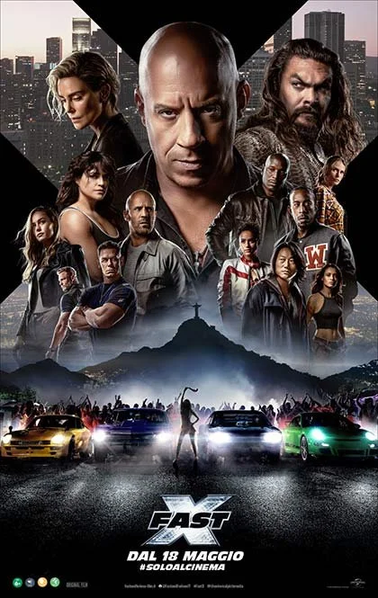 Locandina del film 'Fast & Furious 9', con personaggi principali e un gruppo di auto sportive sullo sfondo di una città e montagne