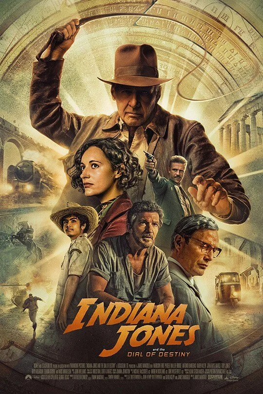 Locandina del film 'Indiana Jones and the Dial of Destiny' con Indiana Jones al centro, con cappello e giacca, e altri personaggi sullo sfondo, tra cui donne, uomini e veicoli d'epoca.
