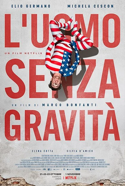 Poster del film 'L'uomo senza gravità' con una persona vestita con abiti a stelle e strisce, appoggiata a testa in giù.