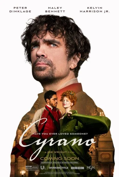 Locandina del film 'Cyrano' con un uomo con barba e capelli ricci in alto e due personaggi in abiti d'epoca in basso.