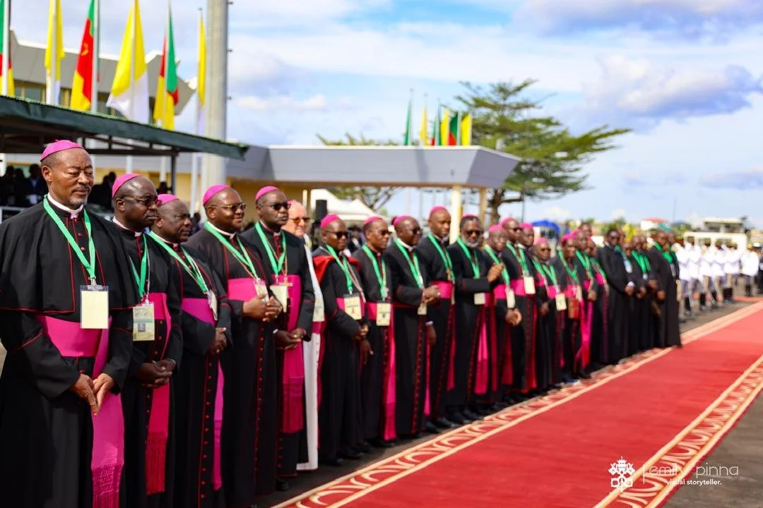 AVEC LES EVEQUES.jpg