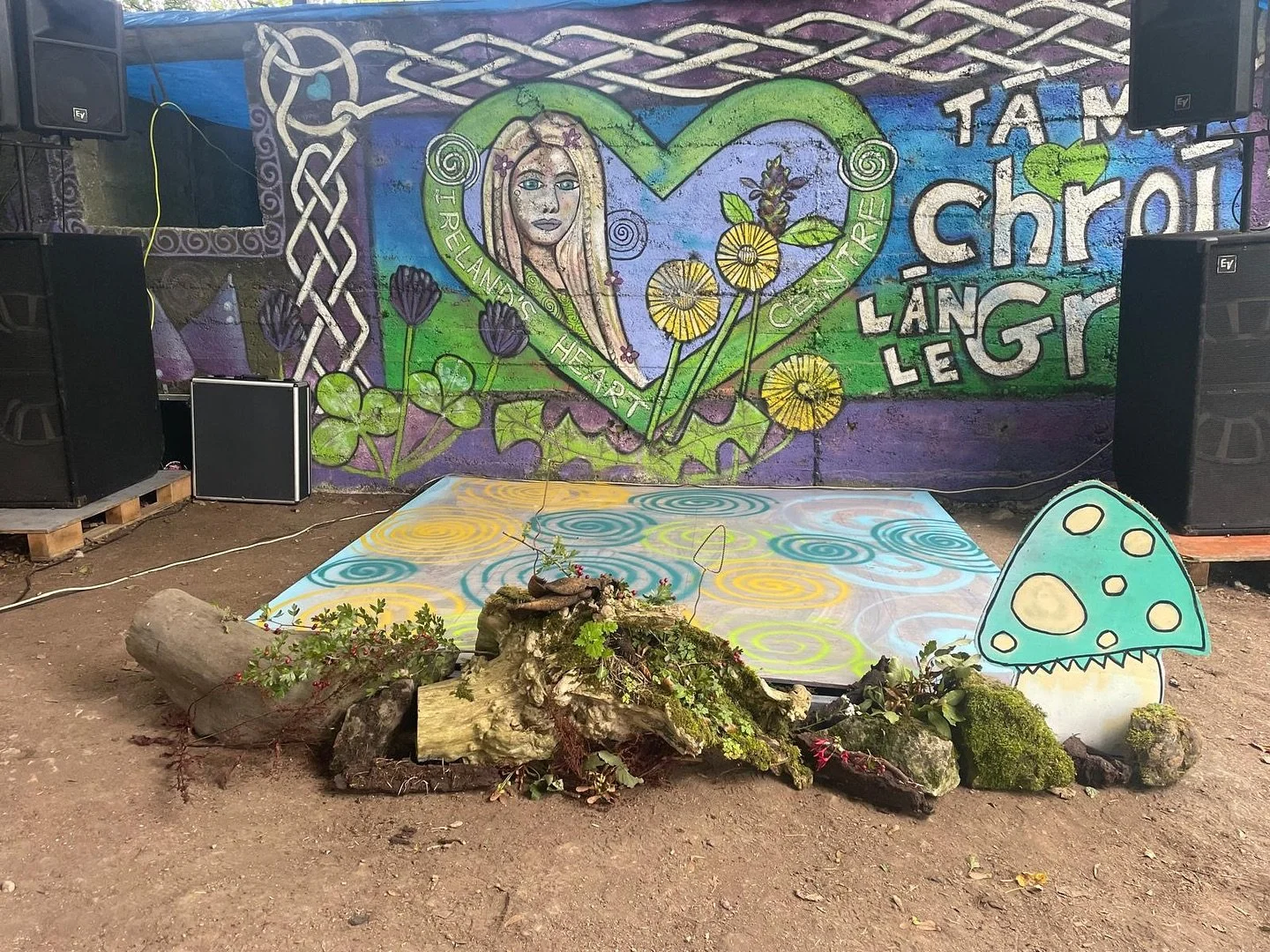 T&aacute; Mo Chro&iacute; L&aacute;n Le Gr&aacute;
My Heart Is Filled With Love 

When we were making the stage area we hadn&rsquo;t really thought about how to decorate the front of the stage area. So everyone went out around the fields and found an