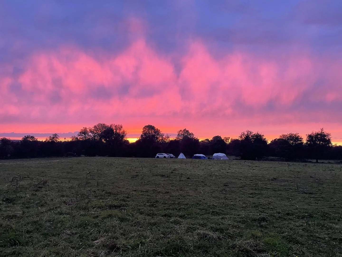 Who remembers this fabulous sunset? 

Photo by @yourspaceyogaysy 

If you&rsquo;ve got photos from the Heartspace Gathering please send them to us 

#sunsets #nofilter #gatherings #heartspace #ireland #&Eacute;ire #sovereign #land #skyscape #communit