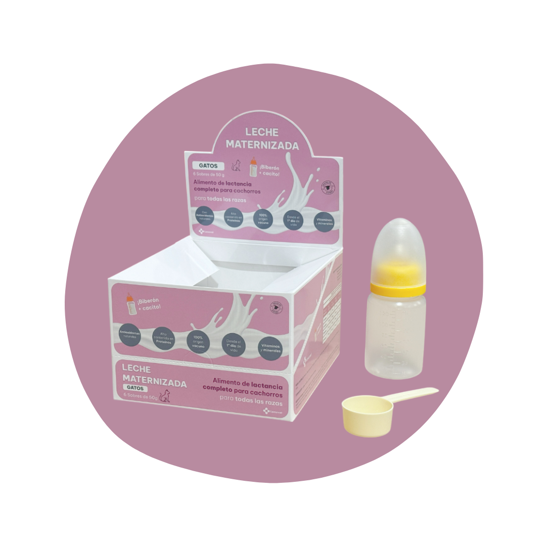 Paquete de leche maternizada para gatos, botella con tapa amarilla y cuchara medidora, fondo rosa, exhibiendo el producto y sus accesorios.