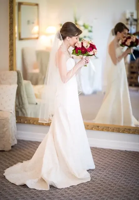 bride-in-front-of-big-mirror_51_325240_v1.webp