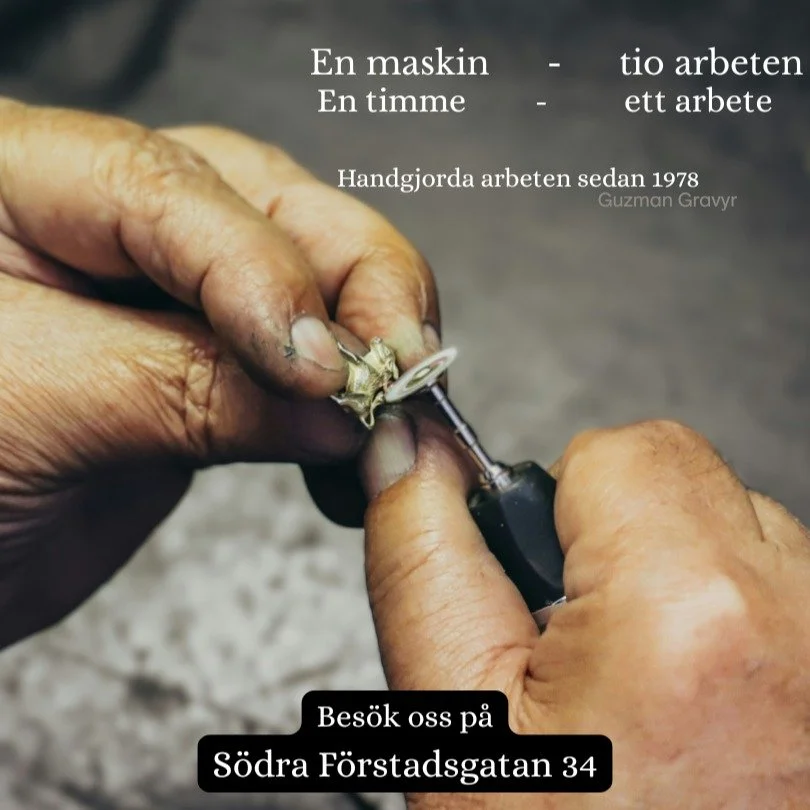 I en tid d&auml;r allt fler processer automatiseras, har vi valt en annan v&auml;g.
Medan maskiner i dag ofta anv&auml;nds f&ouml;r att gravera smycken snabbt och effektivt, h&aring;ller vi fast vid det hantverk som ger varje smycke en sj&auml;l.

Se