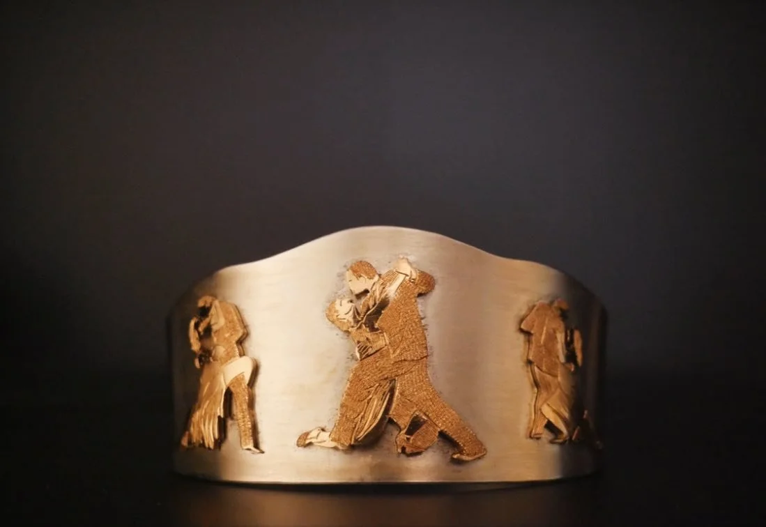 &Auml;r tango n&aring;got f&ouml;r dig? 

L&aring;t smyckena tala, genom att b&auml;ra motiv av n&aring;got som beskriver din livstil🤩

Armbandet &auml;r gjort i silver med 3 stycken tango motiv i relief i 18k guld✨
-
-
-
-
#tango #konst #hantverk #