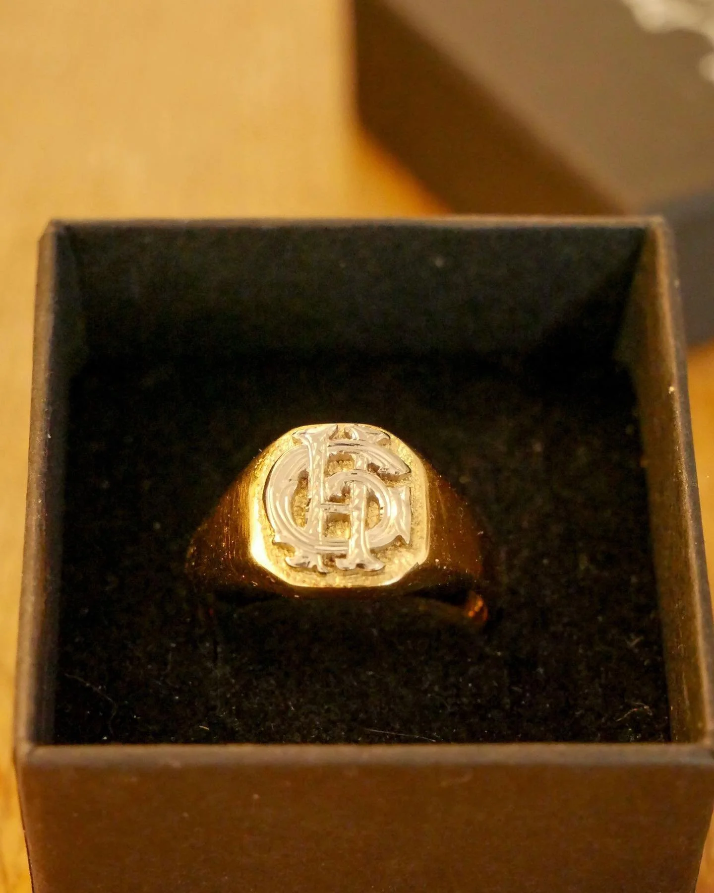 Det &auml;r n&aring;got speciellt med klackringar! 
Pilligt, detaljerat samt t&aring;lamod &auml;r precis vad resultatet speglar🤩
18 k. R&ouml;tt Guld Klackring med Vitt Guld Monogram i relief ( G H ) 
-
-
-
-
#klackring #gravyr #engraver #hantverk