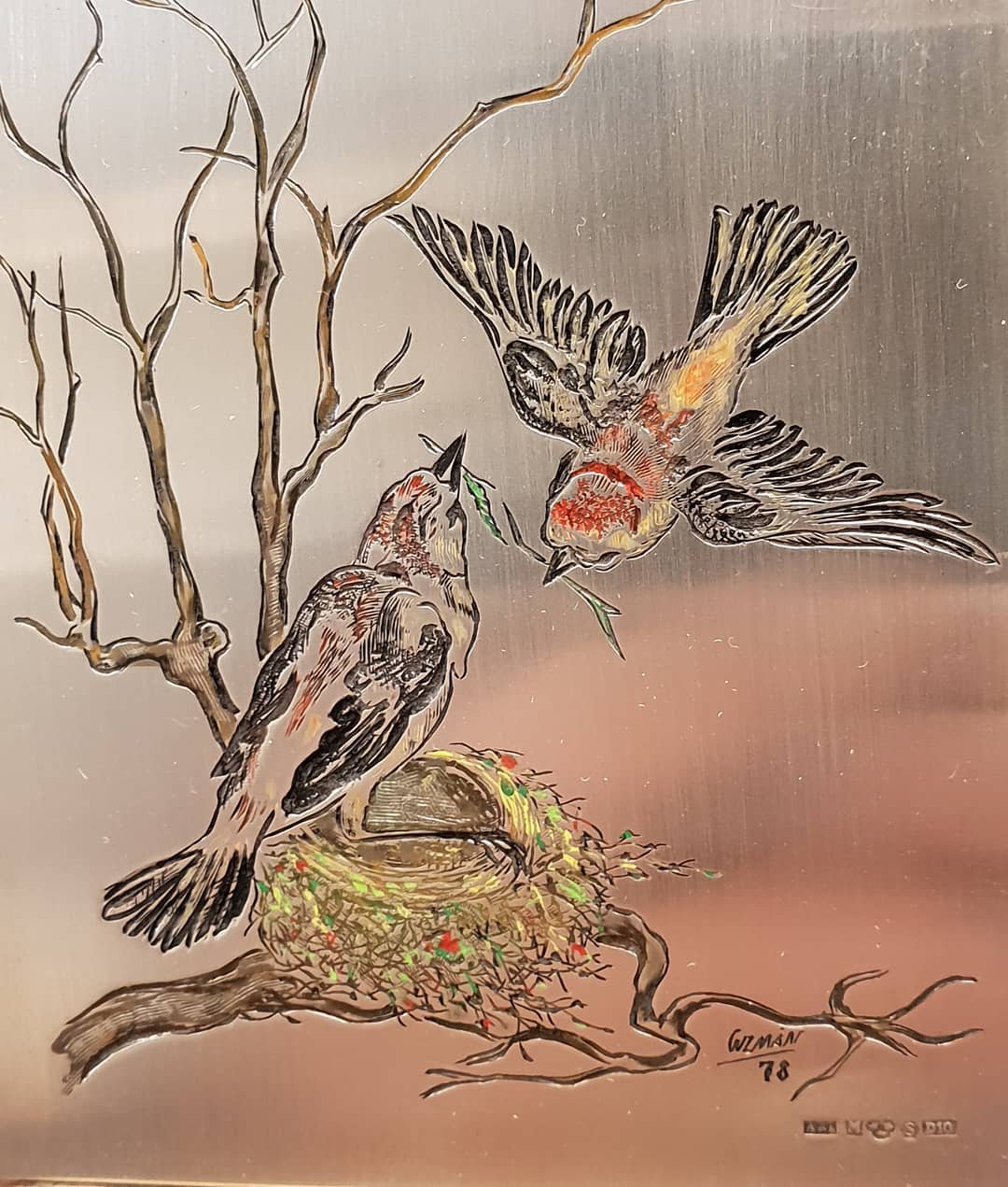 Ett av mina mer v&auml;lk&auml;nda verk🌟

Handgraverade f&aring;glar med f&auml;rgbehandling
Sterling silver 1978 i Malm&ouml; Sweden
-
-
-
#hantverk #natur #konstverk #gravyr