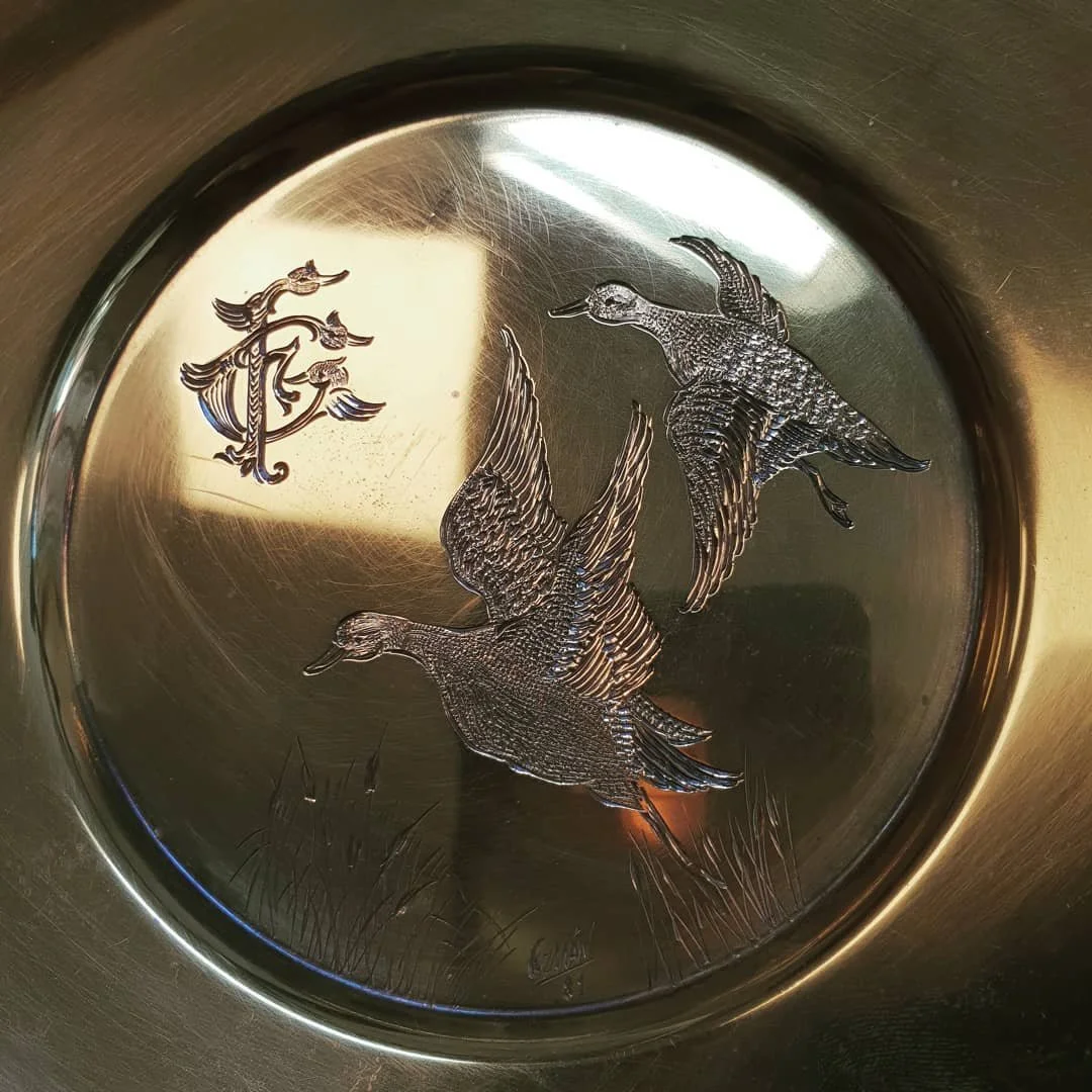 Handgravyr p&aring; m&auml;ssing fat fr&aring;n 1981 i Malm&ouml;, Sweden, med monogram FG p&aring; v&auml;nstra sidan.