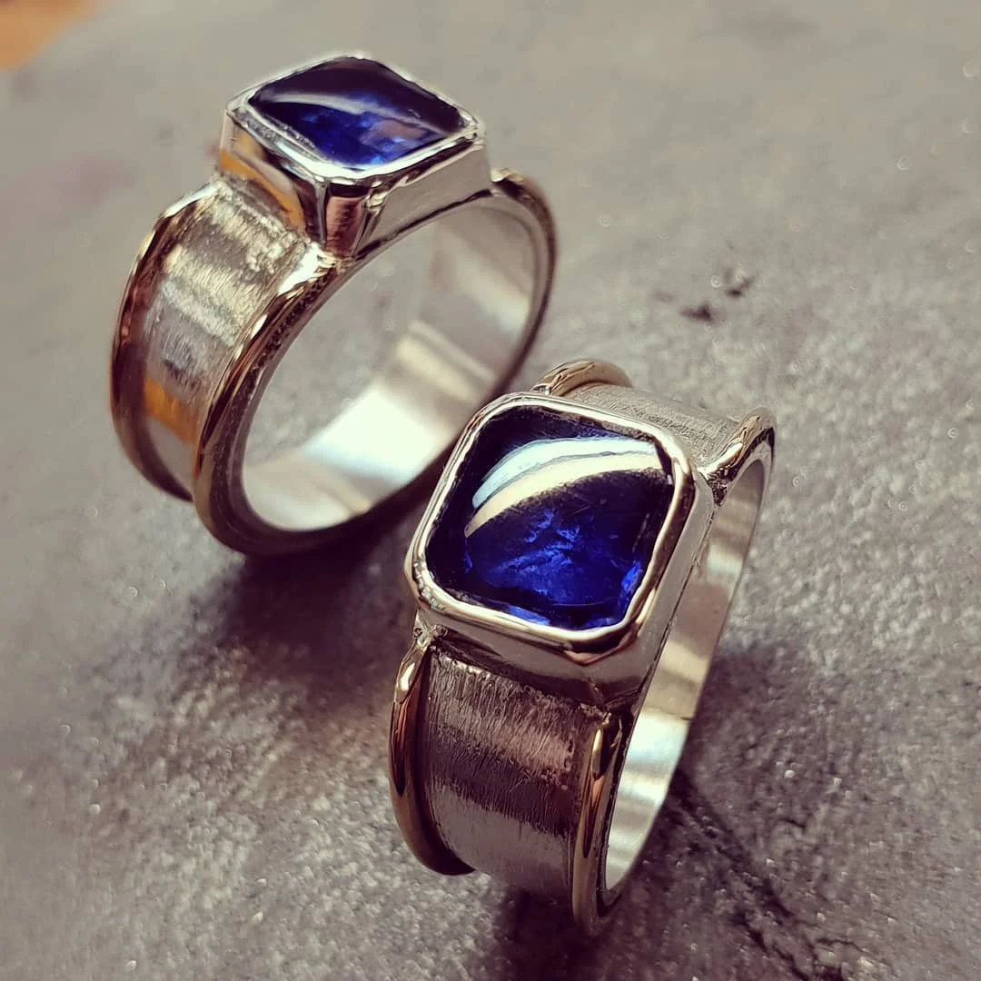 Handgjorda ringar i sterling silver och 18 k.guld med infattade syntetiska bl&aring; safirer.