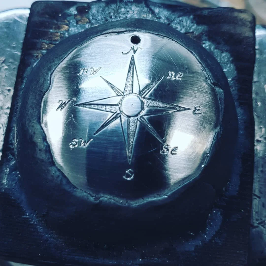 Gravyr p&aring; silver smycke.